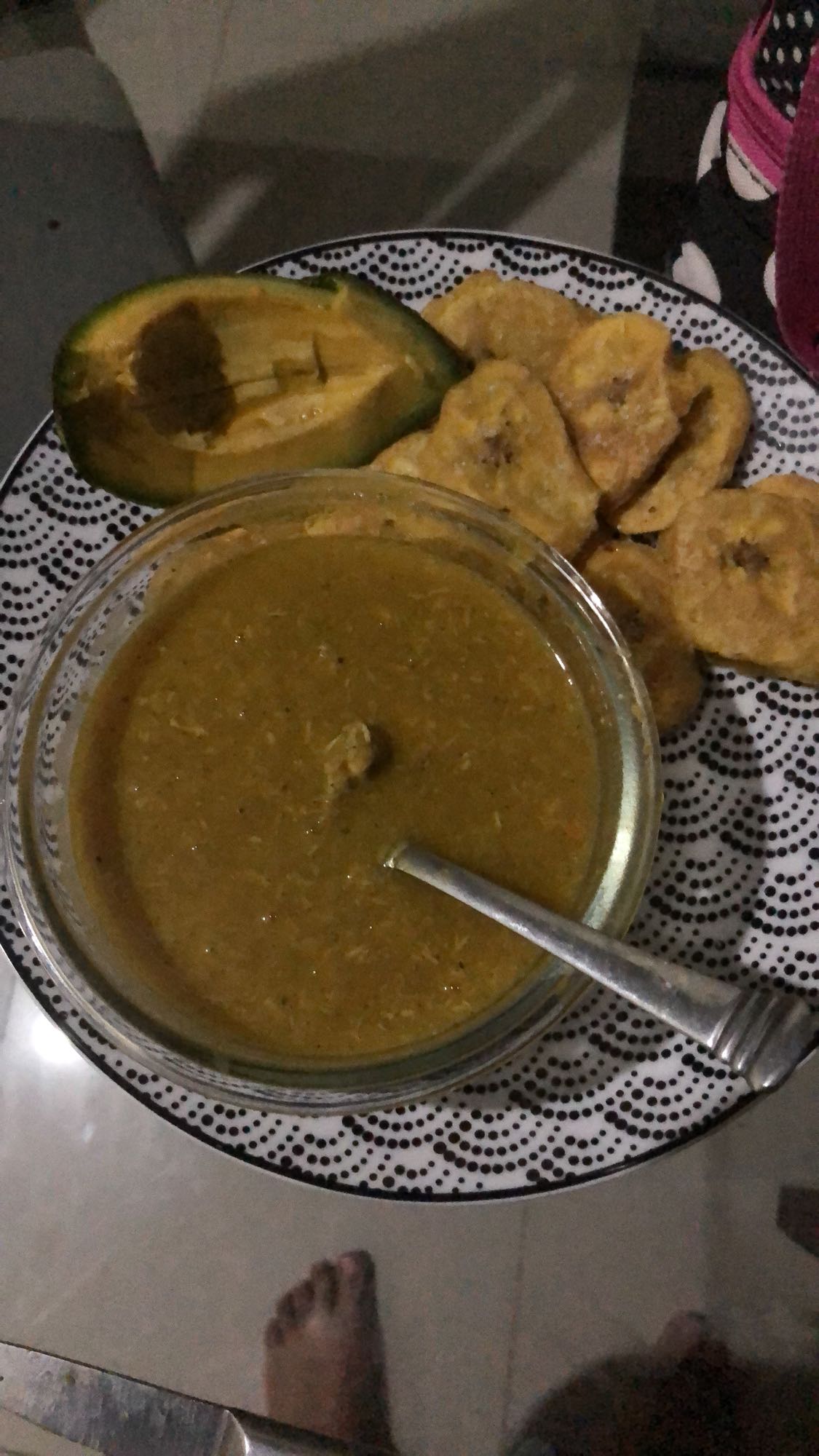 Consomé de pollo con papa, calabaza, zanahoria, plátano frito, aguacate, cúrcuma y pimienta negra