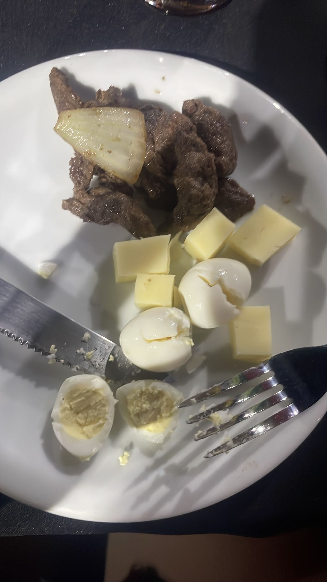 Prato com carne e ovos