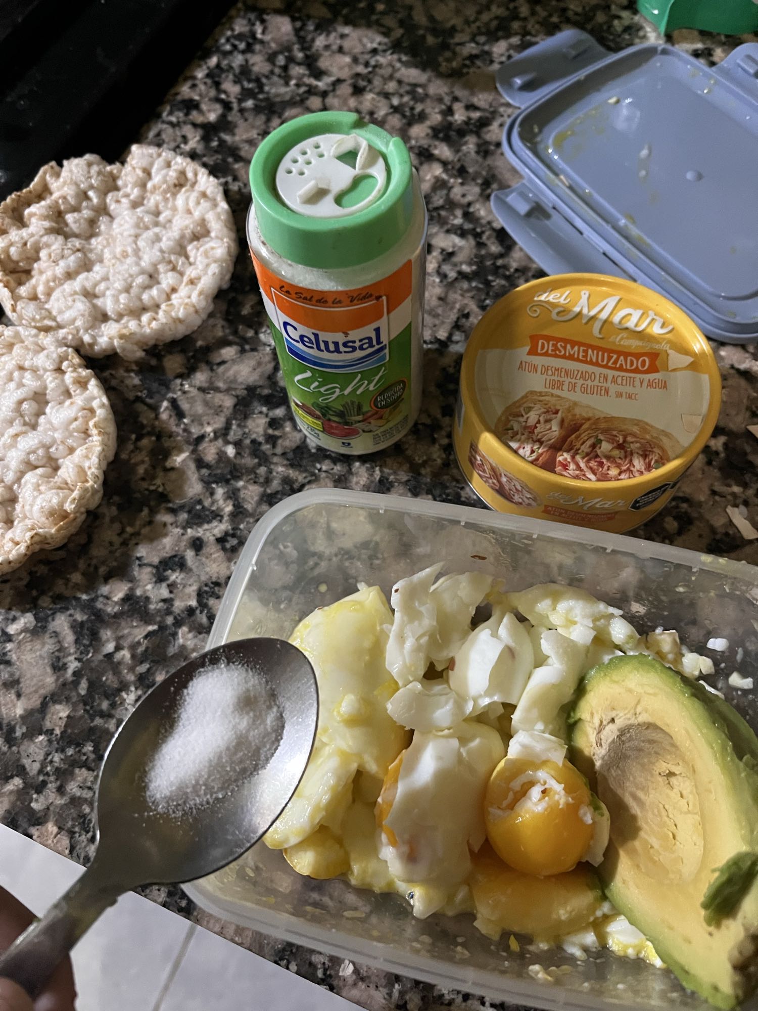 Huevos con atún y palta