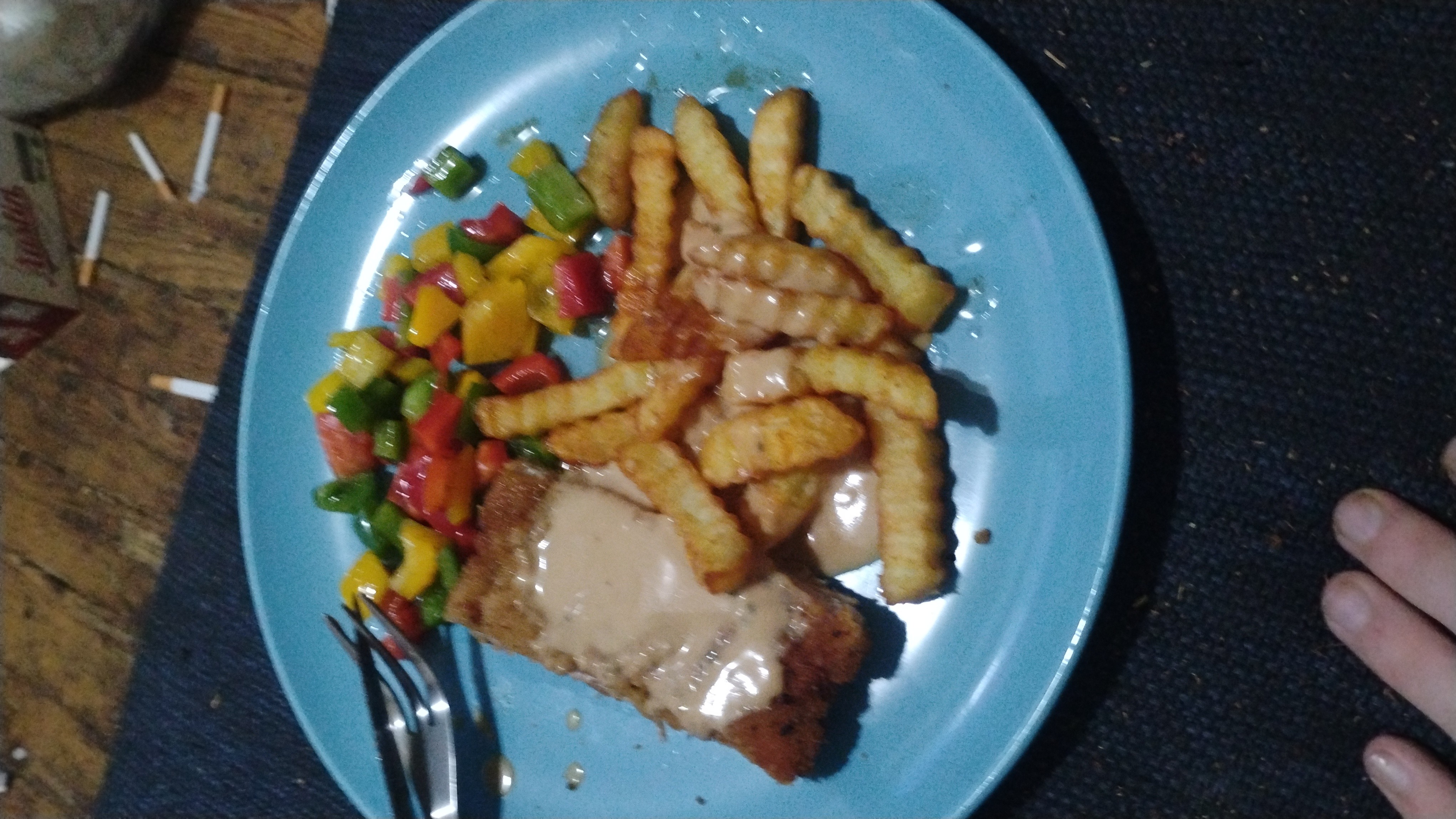 Schnitzel mit Pommes und Paprika