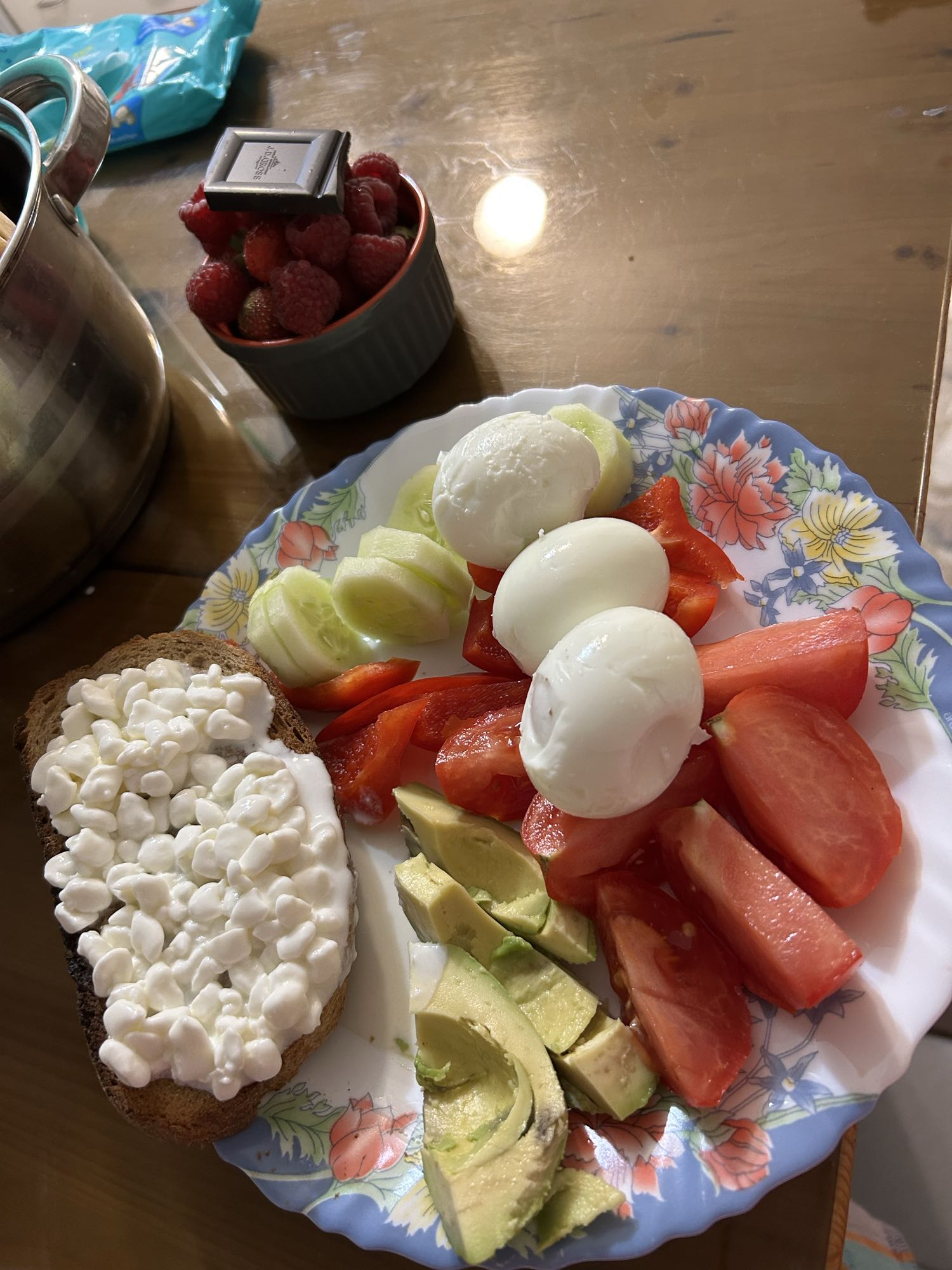 Mic dejun sănătos cu ouă, legume, avocado, fructe și ciocolată neagră