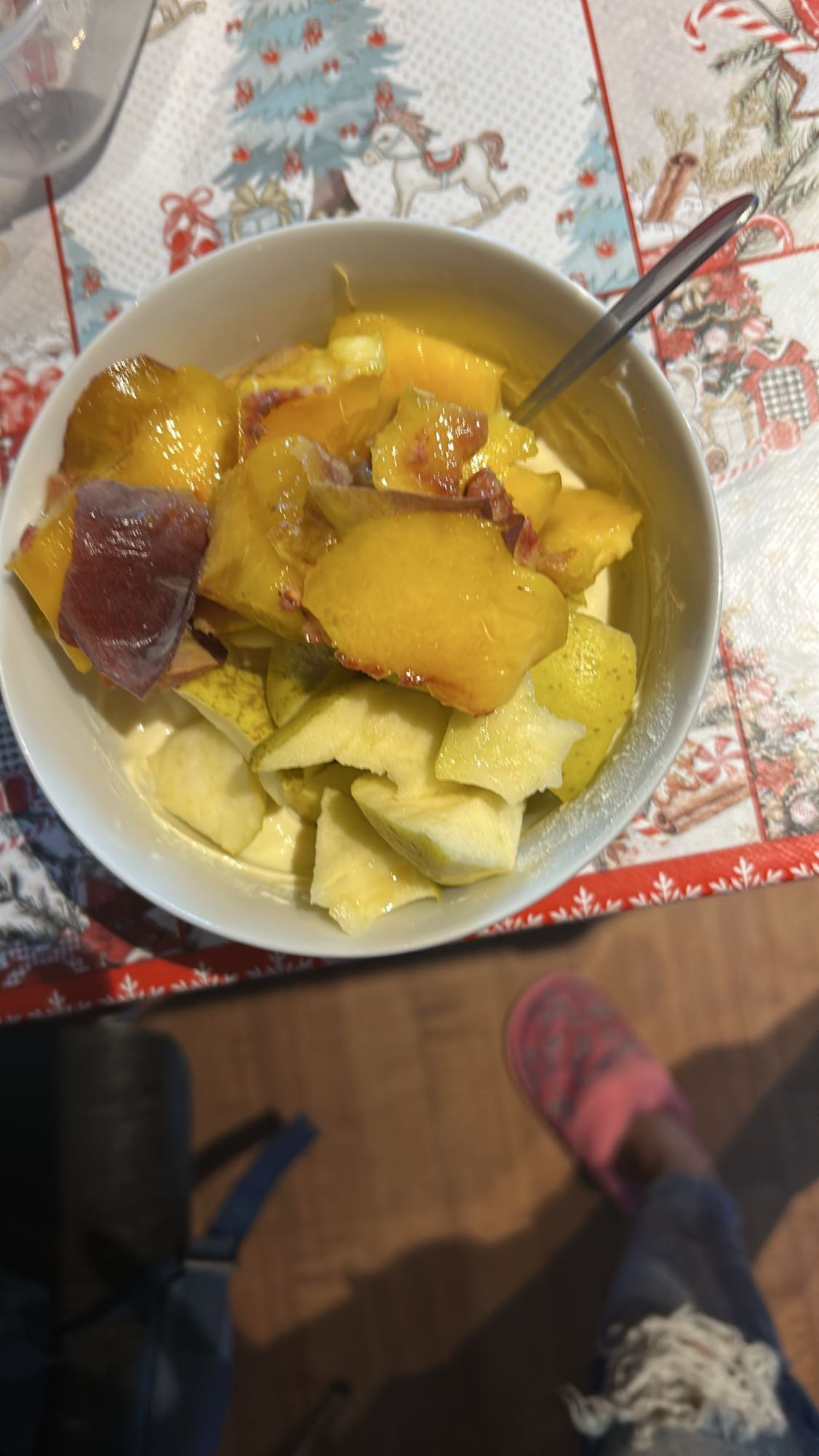 Iaurt grecesc cu pudră proteică, măr galben și piersică