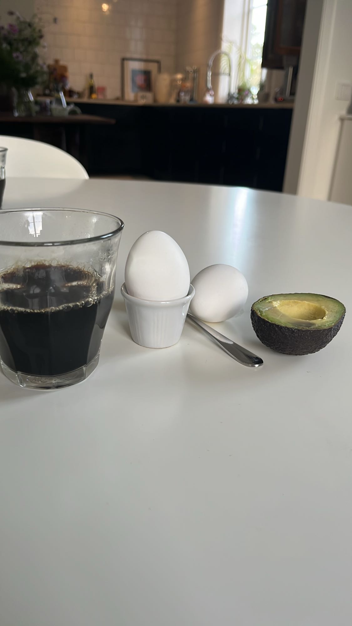 Ägg och avokadofrukost