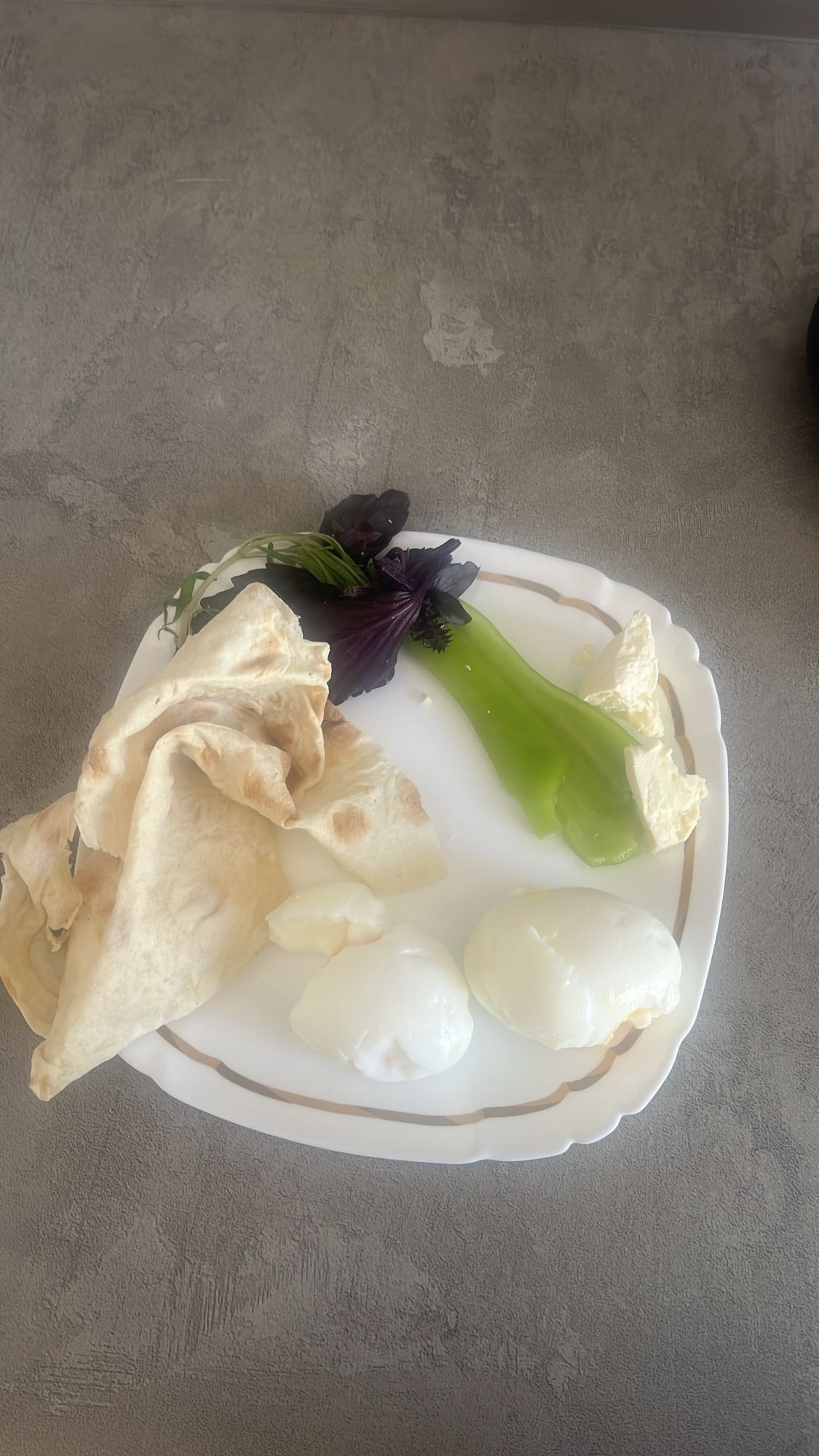 Яйца с лавашом и зеленью