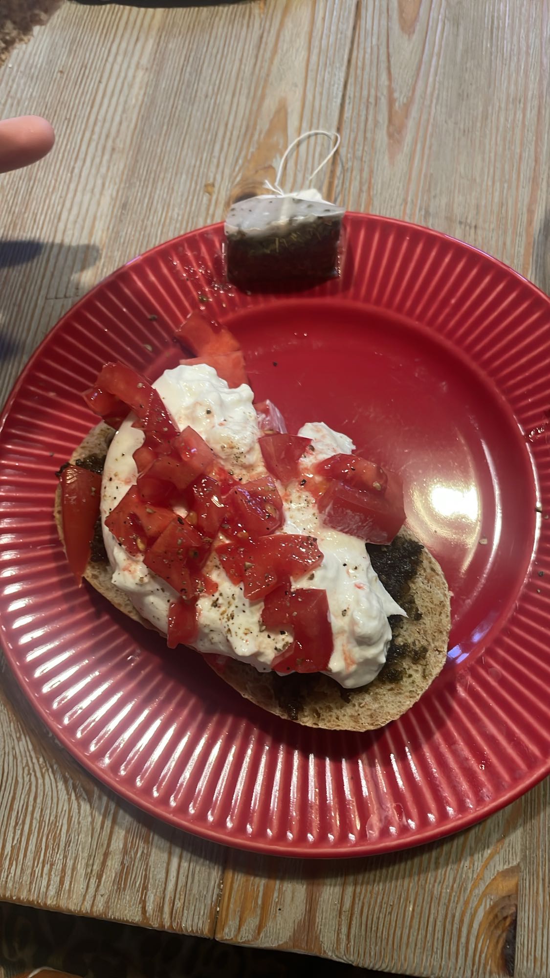 kanapka z pomidorem i burratą