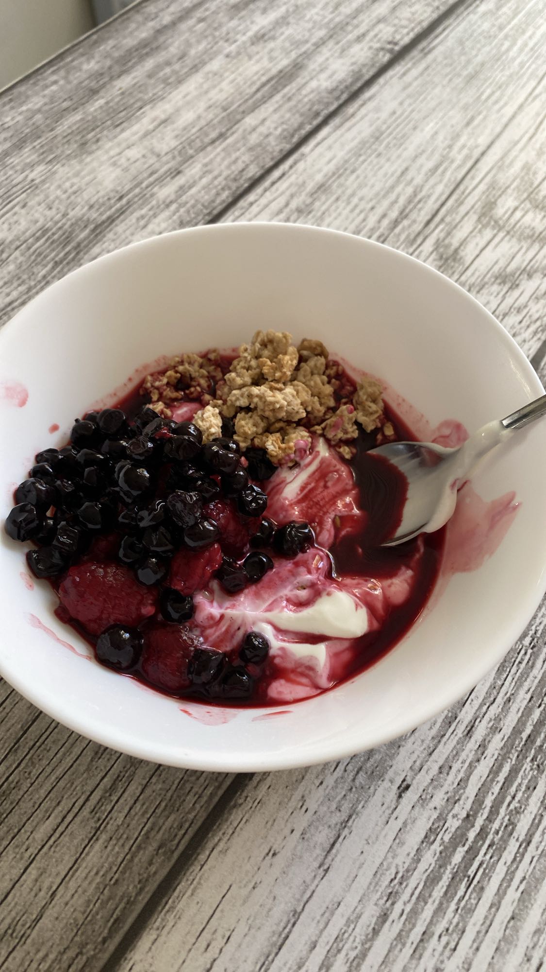 Laktosfri vaniljkvarg med bär & sockerfri granola