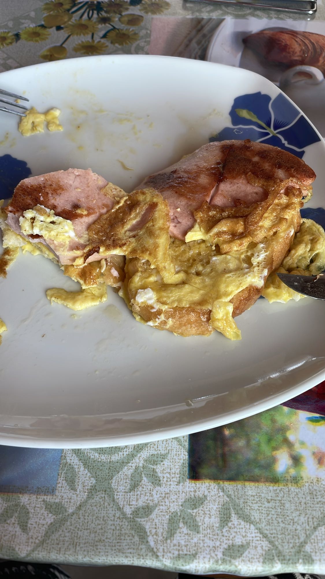 Omlet cu șuncă și pâine