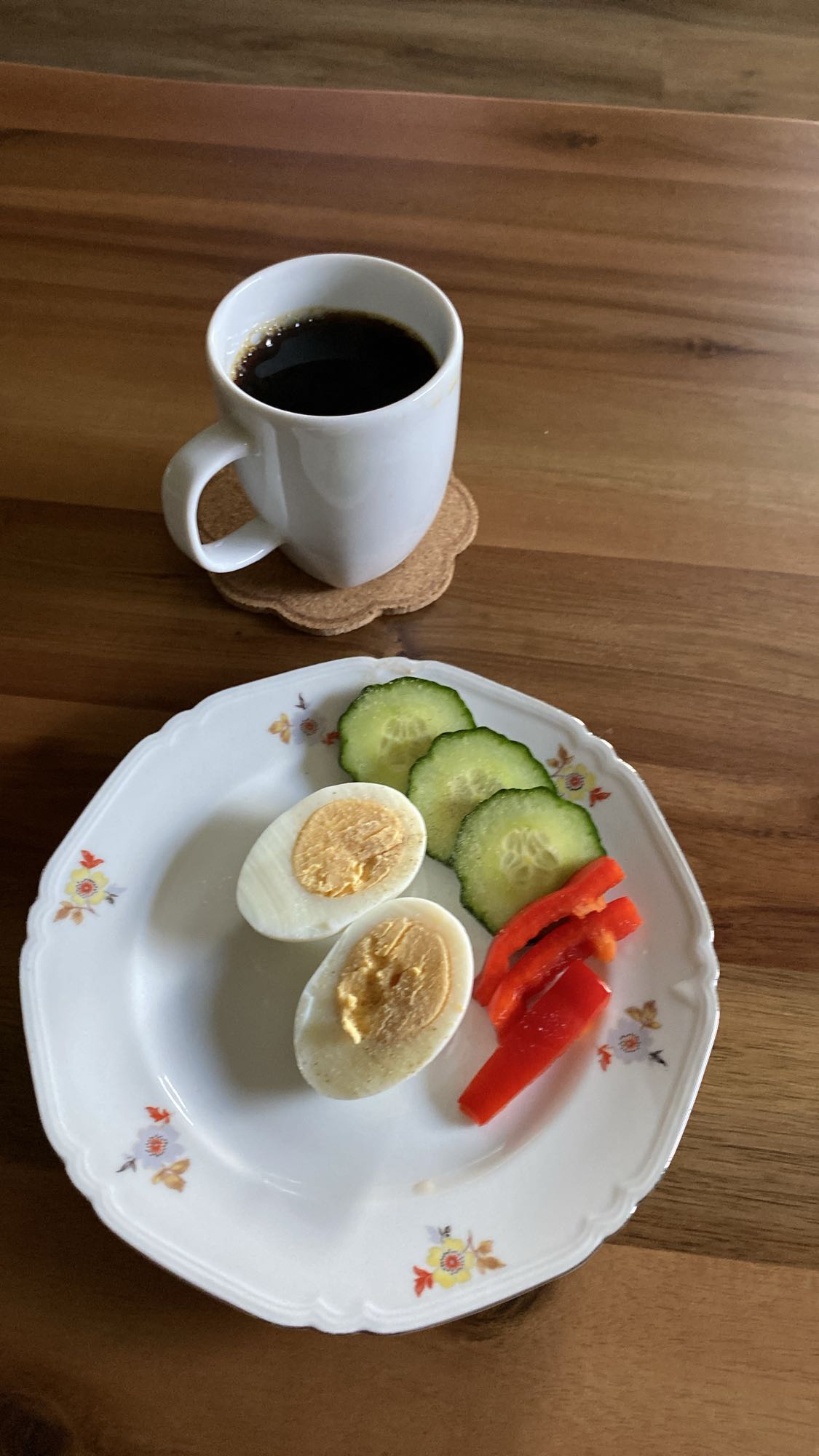 Ägg och grönsaker frukost