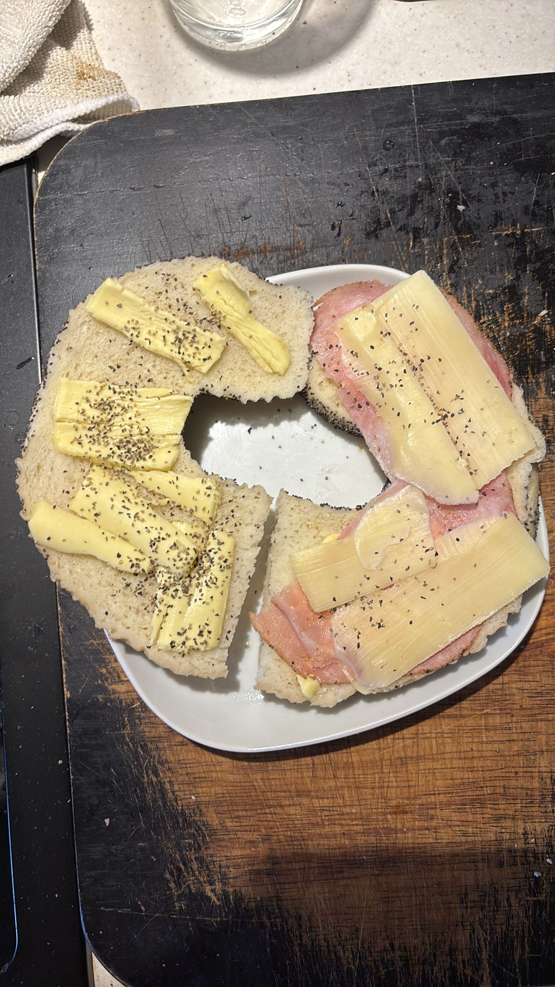 Brød med ost og skinke