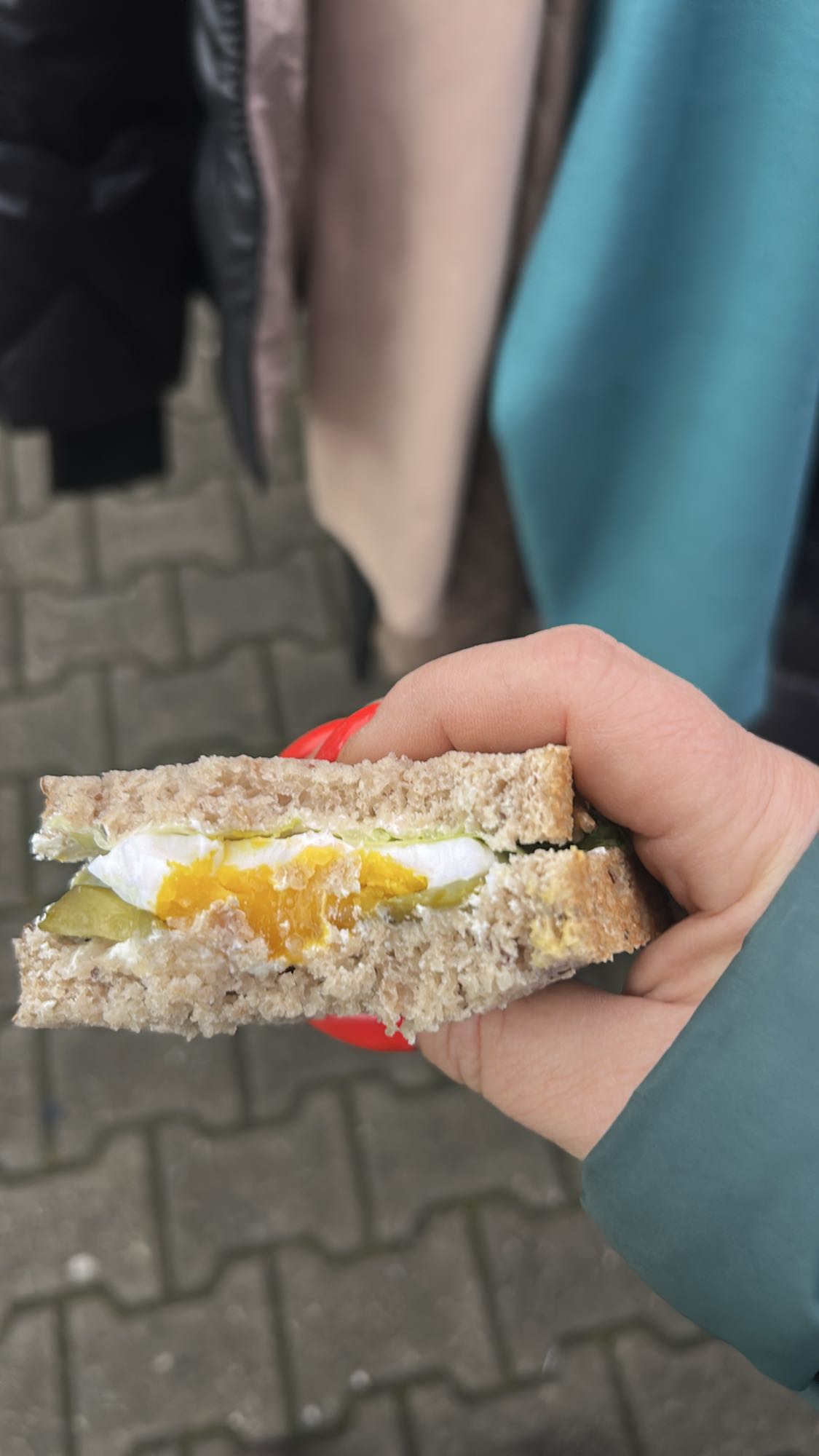 Kanapka z jajkiem i ogórkiem