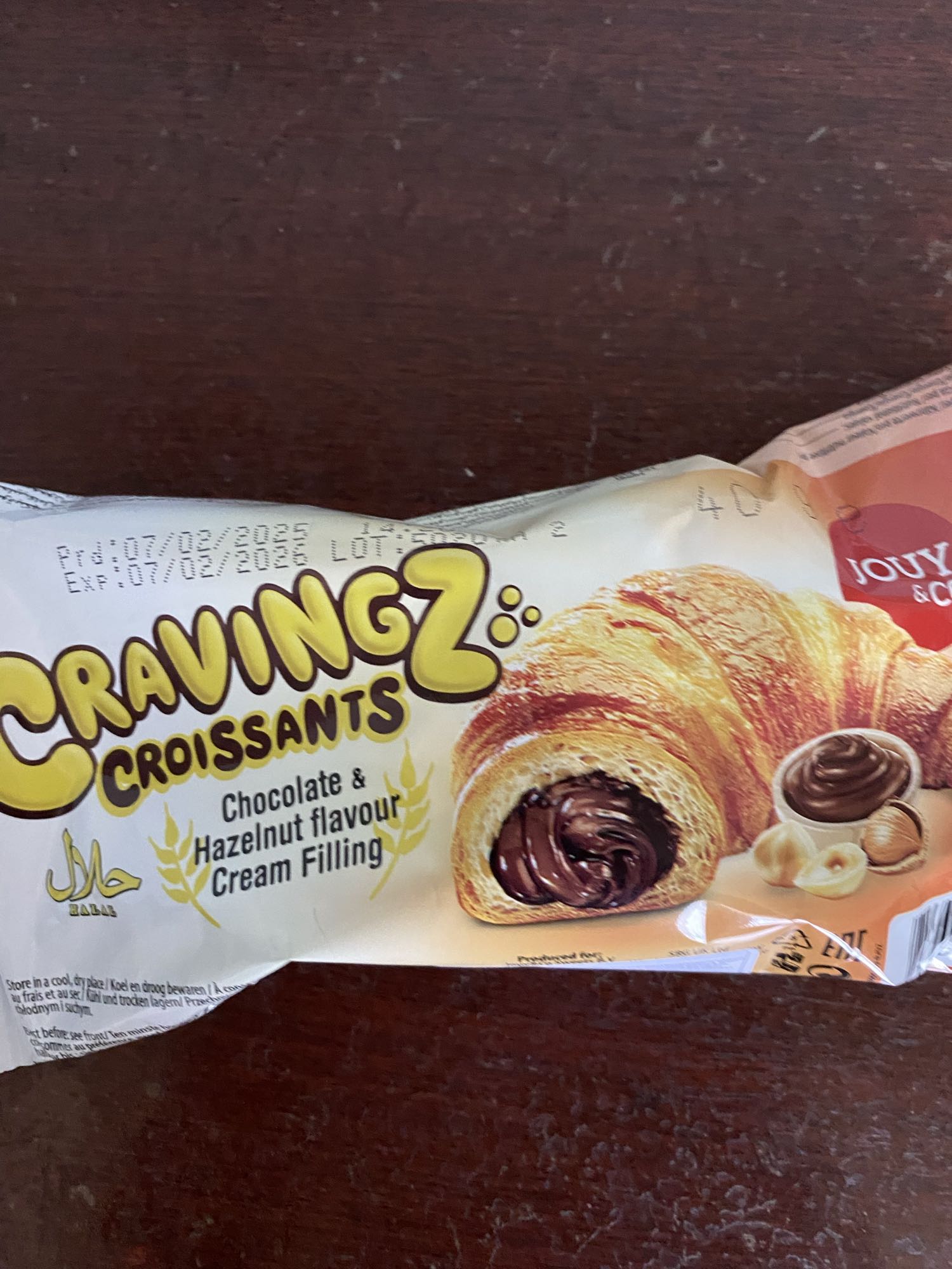 Круассан с шоколадом и орехами