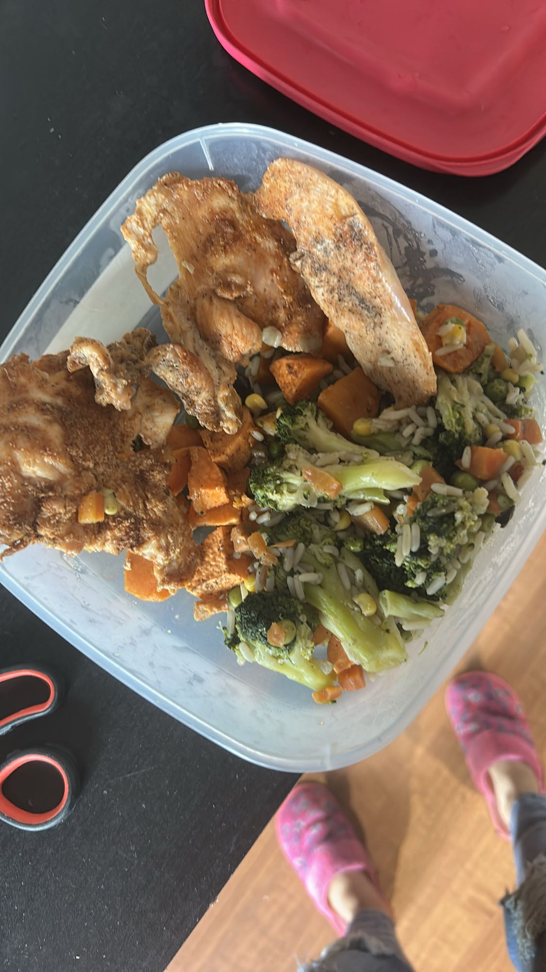 Piept de pui la cuptor cu cartofi dulci și legume