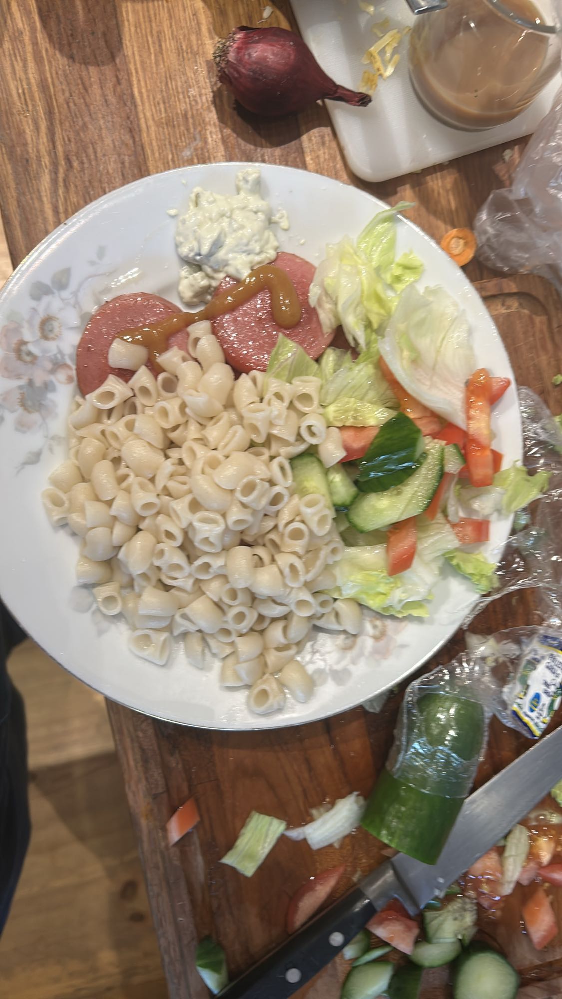 Pasta med sallad & korv