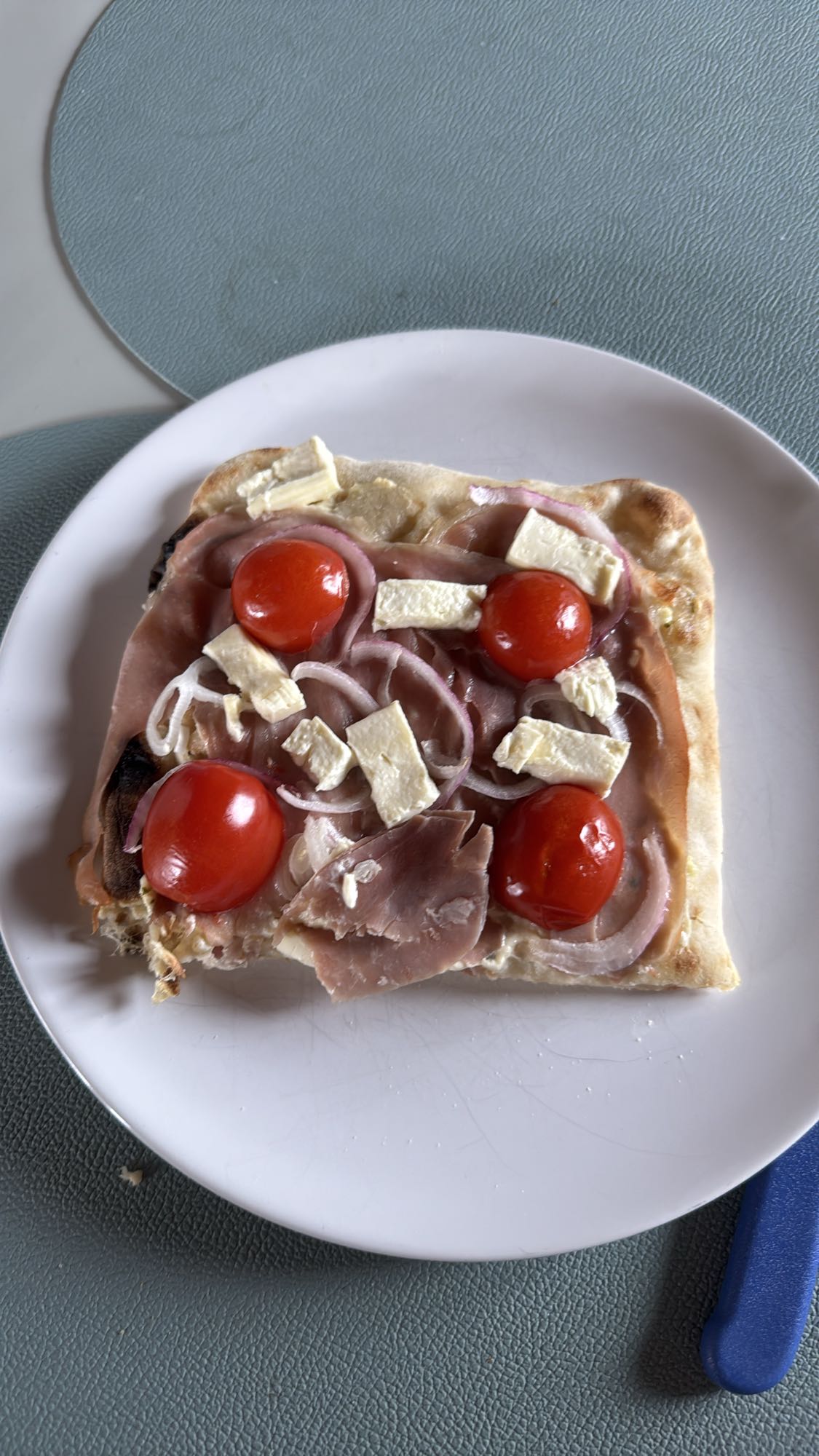 Pizza mit Schinken und Tomaten