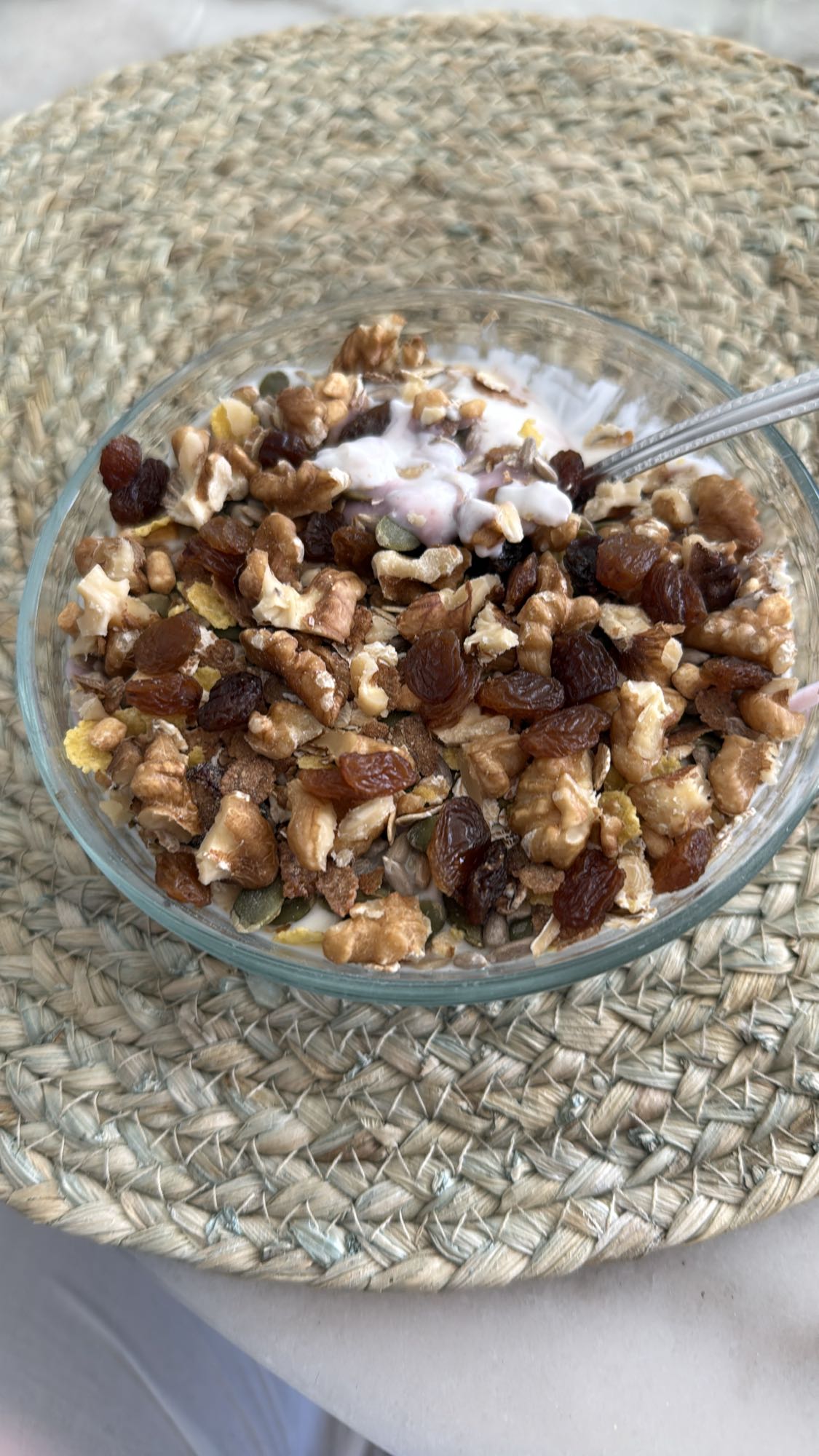 Yoghurt med müsli och nötter