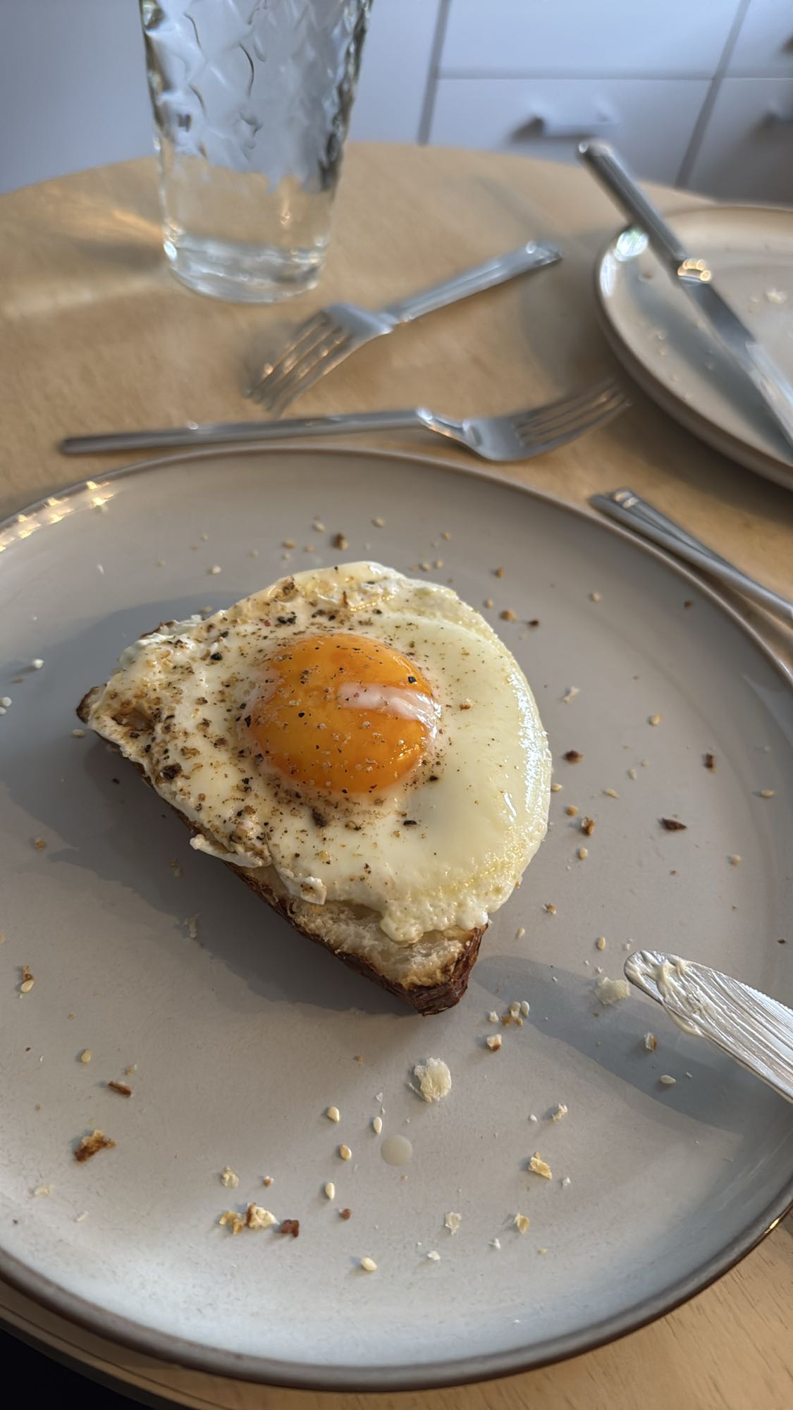Halbes Blätterteiglaugebrötchen mit Frühlingsquark und Spiegelei