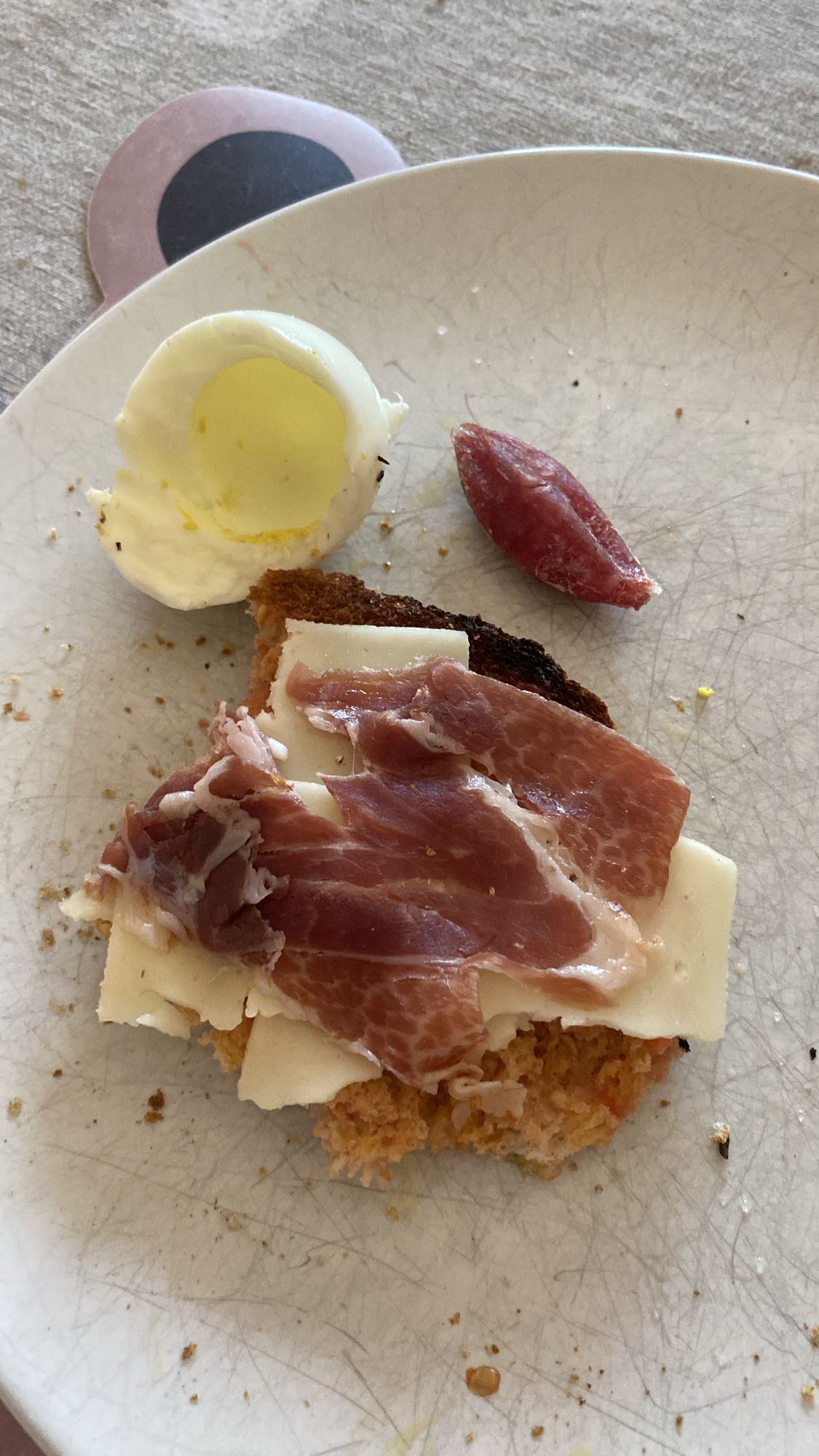 Tostada con claras de huevo, jamón ibérico y queso manchego
