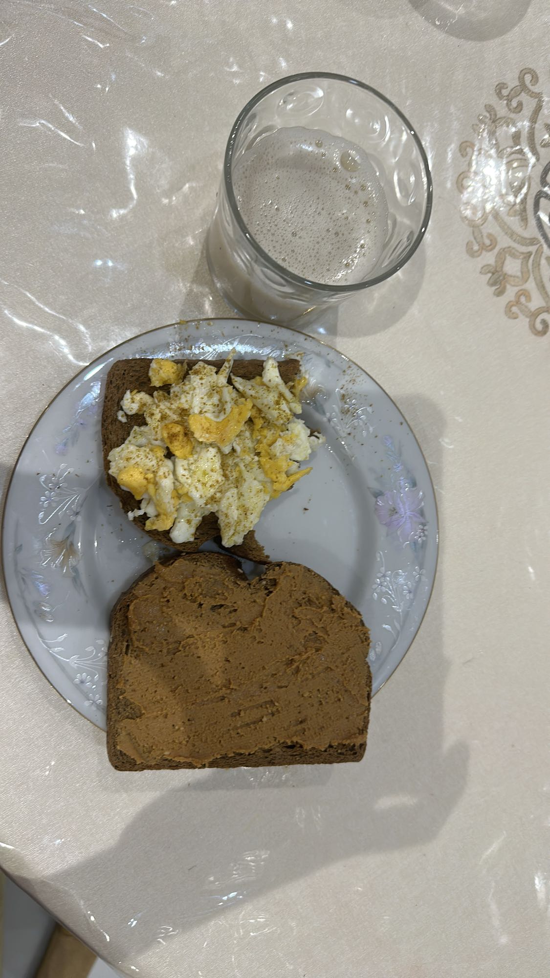Tostadas con huevo y bebida