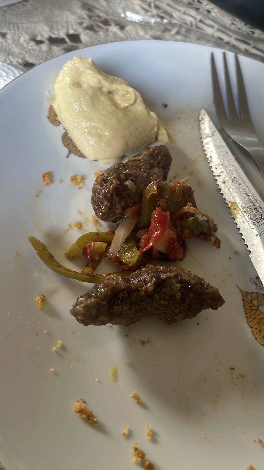 Kofta with hummus and veggies