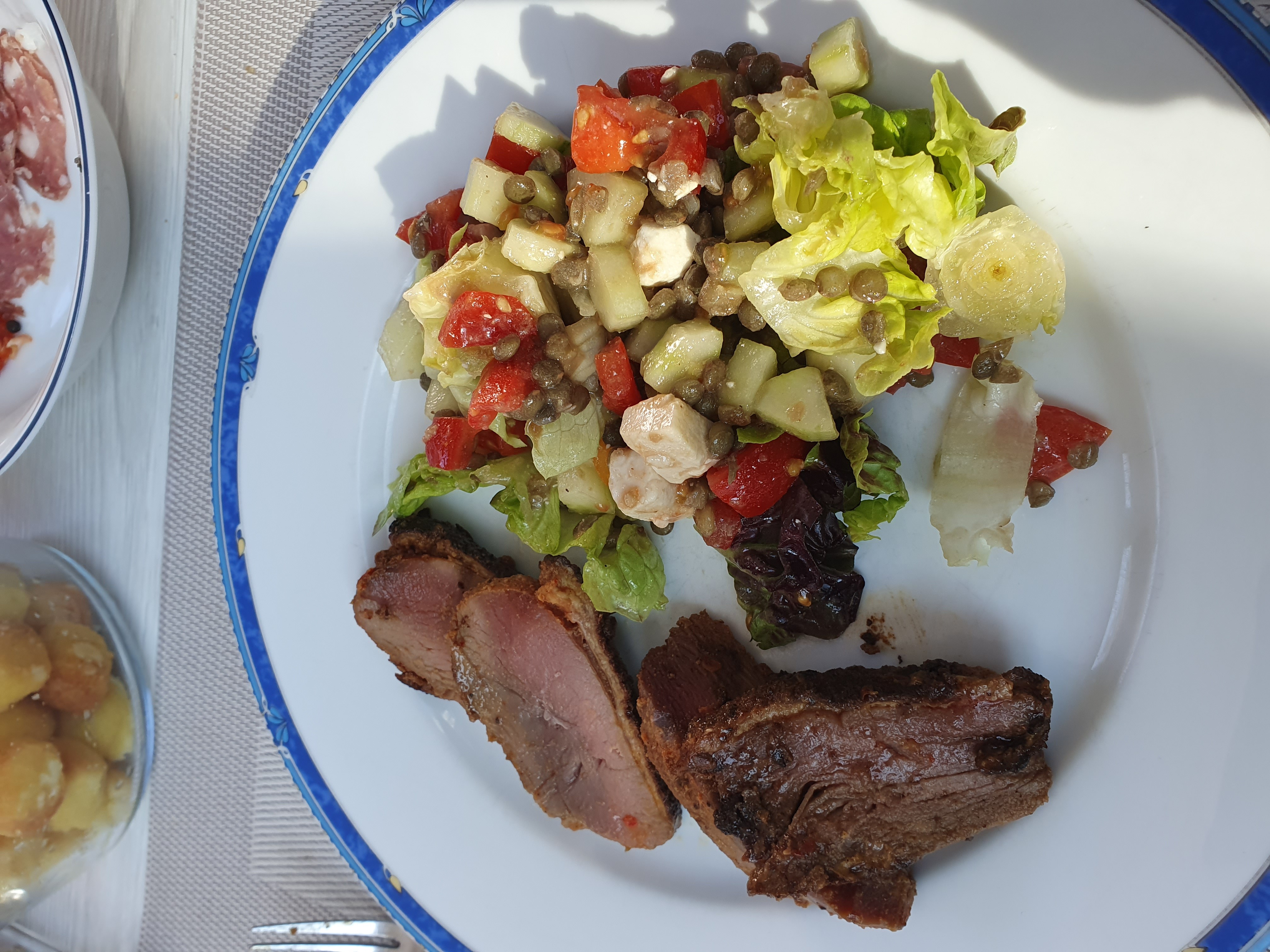 Salade et viande grillée