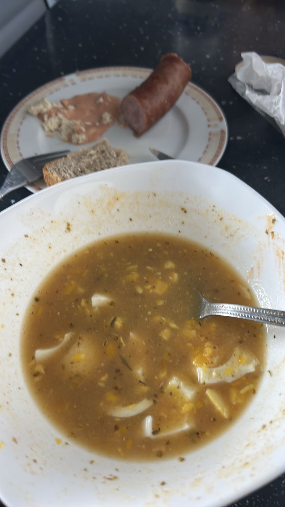 żurek z kiełbasą i chlebem