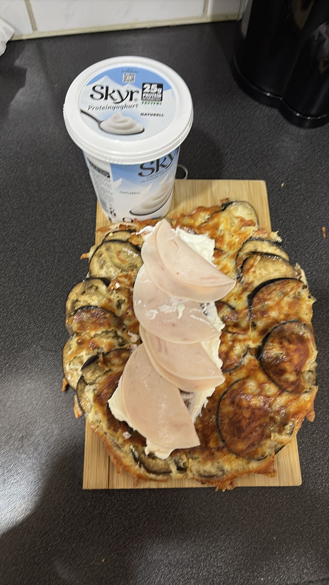 Auberginepizza med skinke og skyr