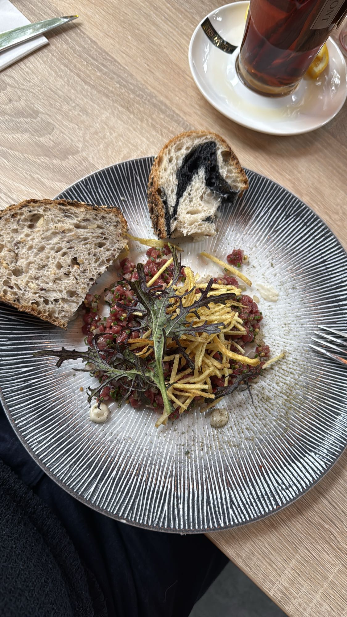 tatar wołowy z pieczywem