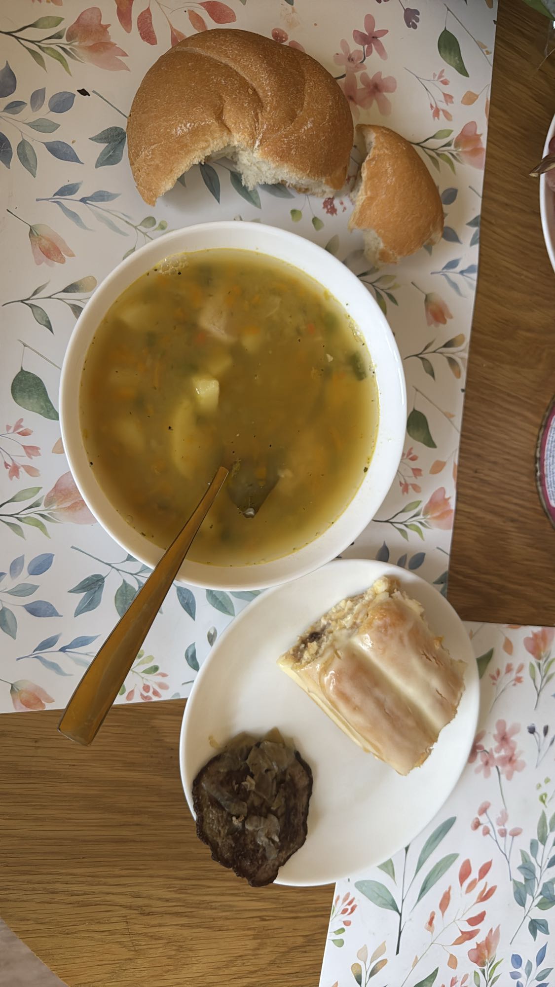 суп с булочкой и десертом