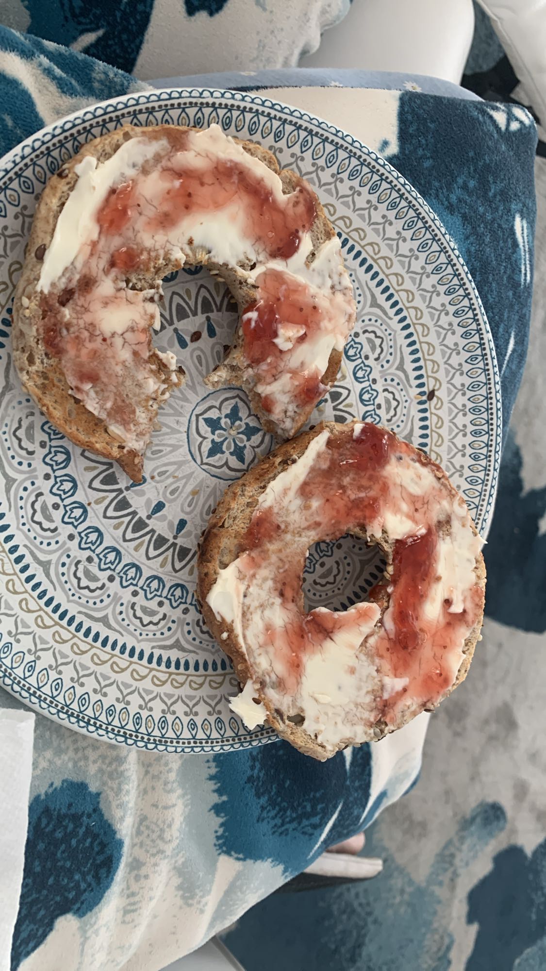 Bagel au beurre et confiture