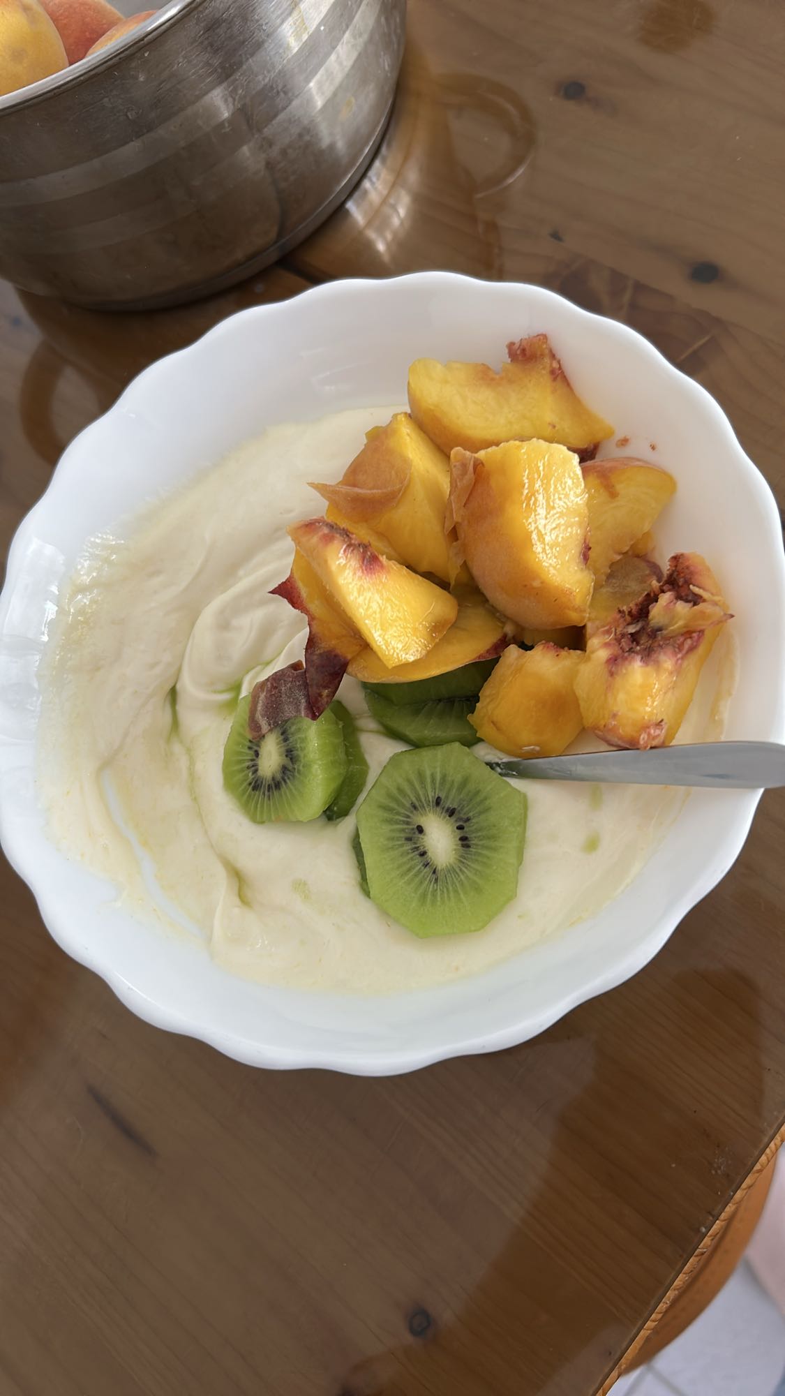 Iaurt proteic cu piersică, kiwi și pudră proteică