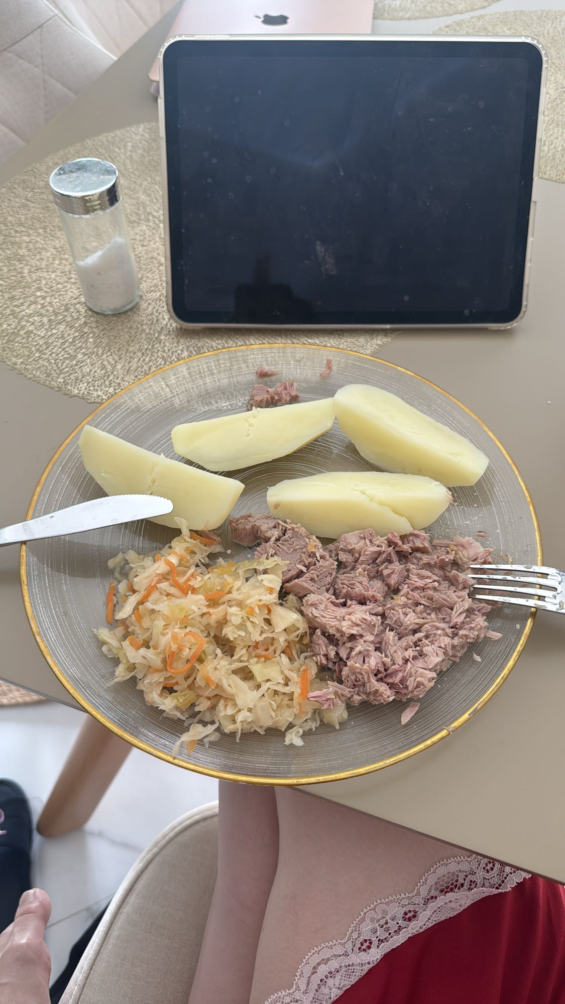 Картофель с тушенкой и квашеной капустой