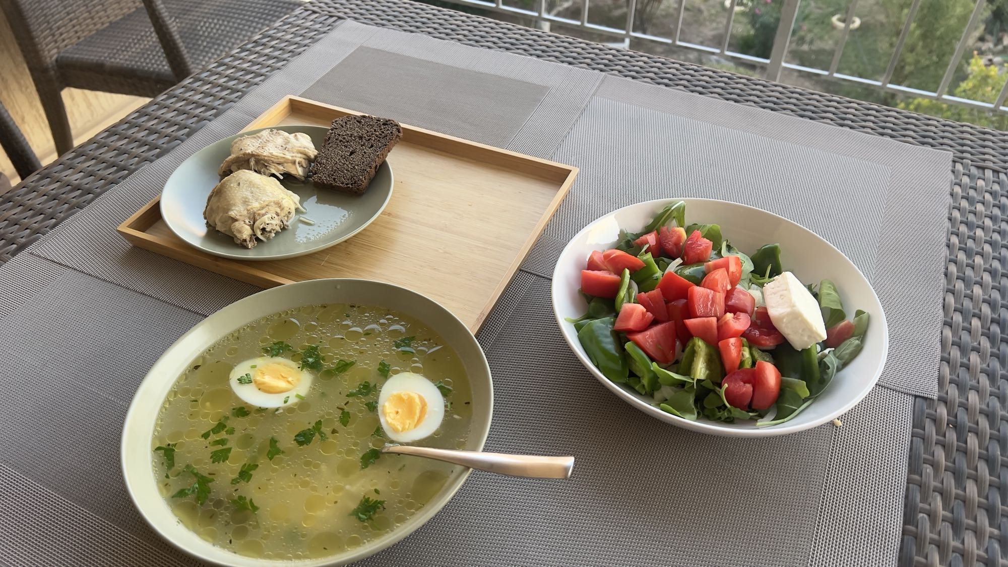 Куриный суп и салат