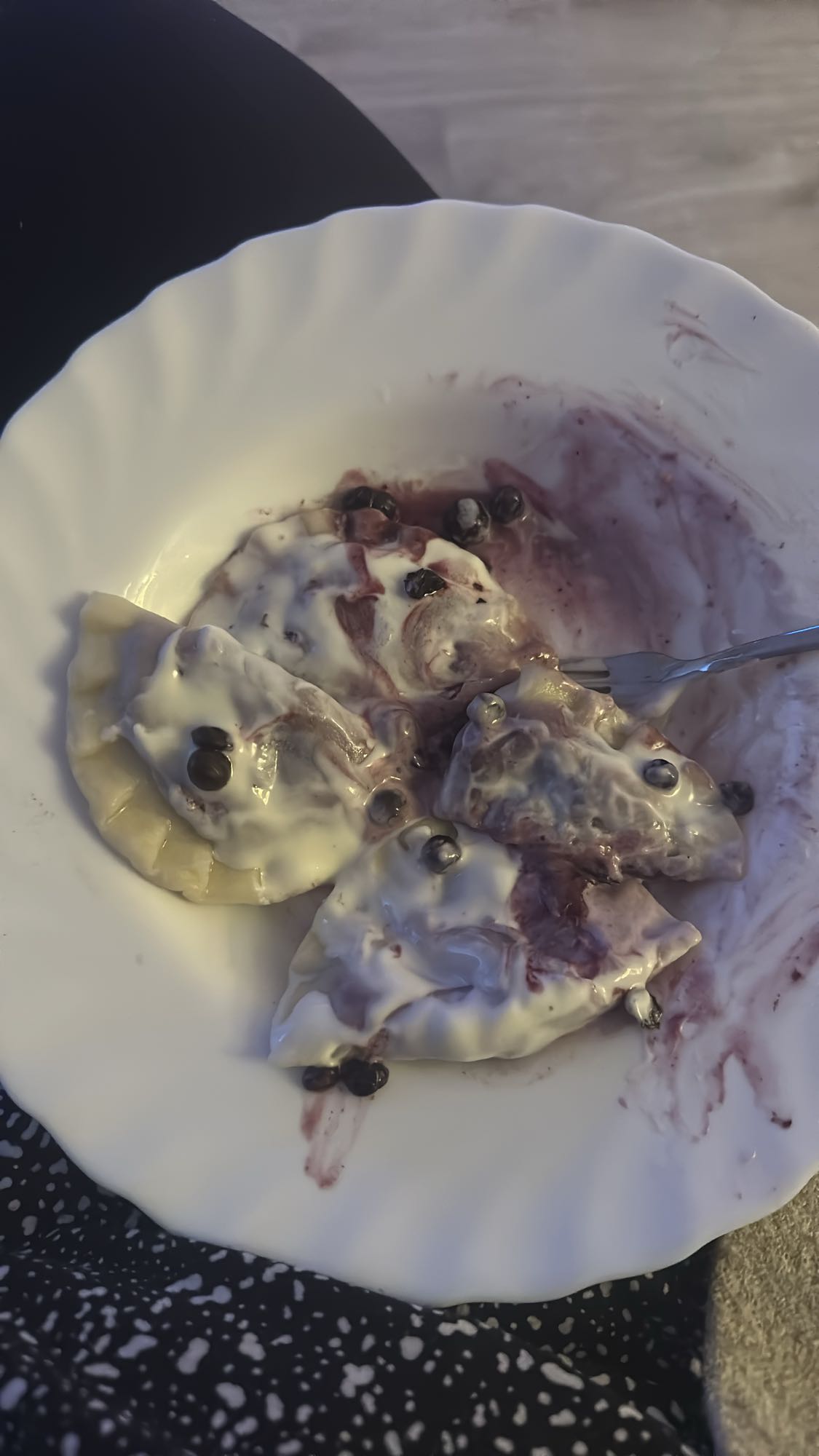 Pierogi z jagodami i śmietaną