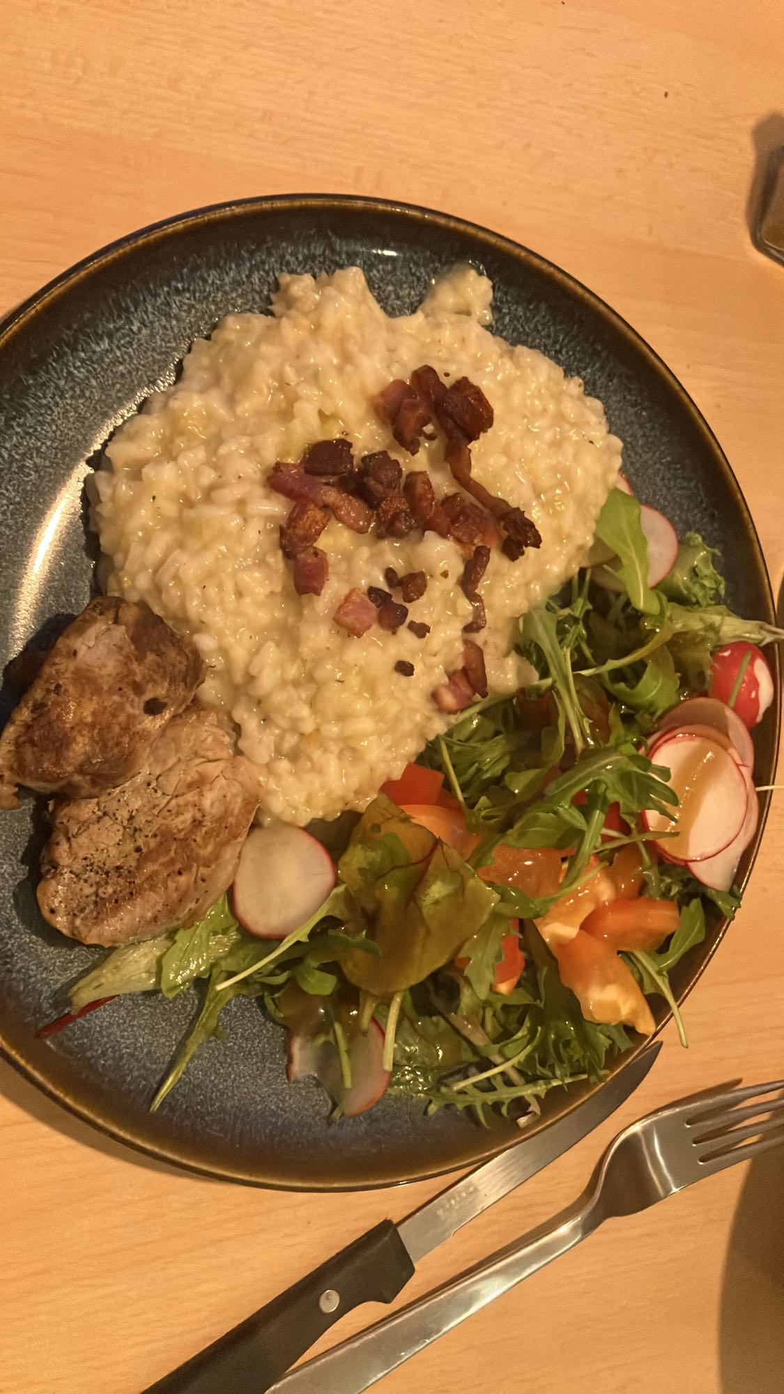 Risoto, carne e salada