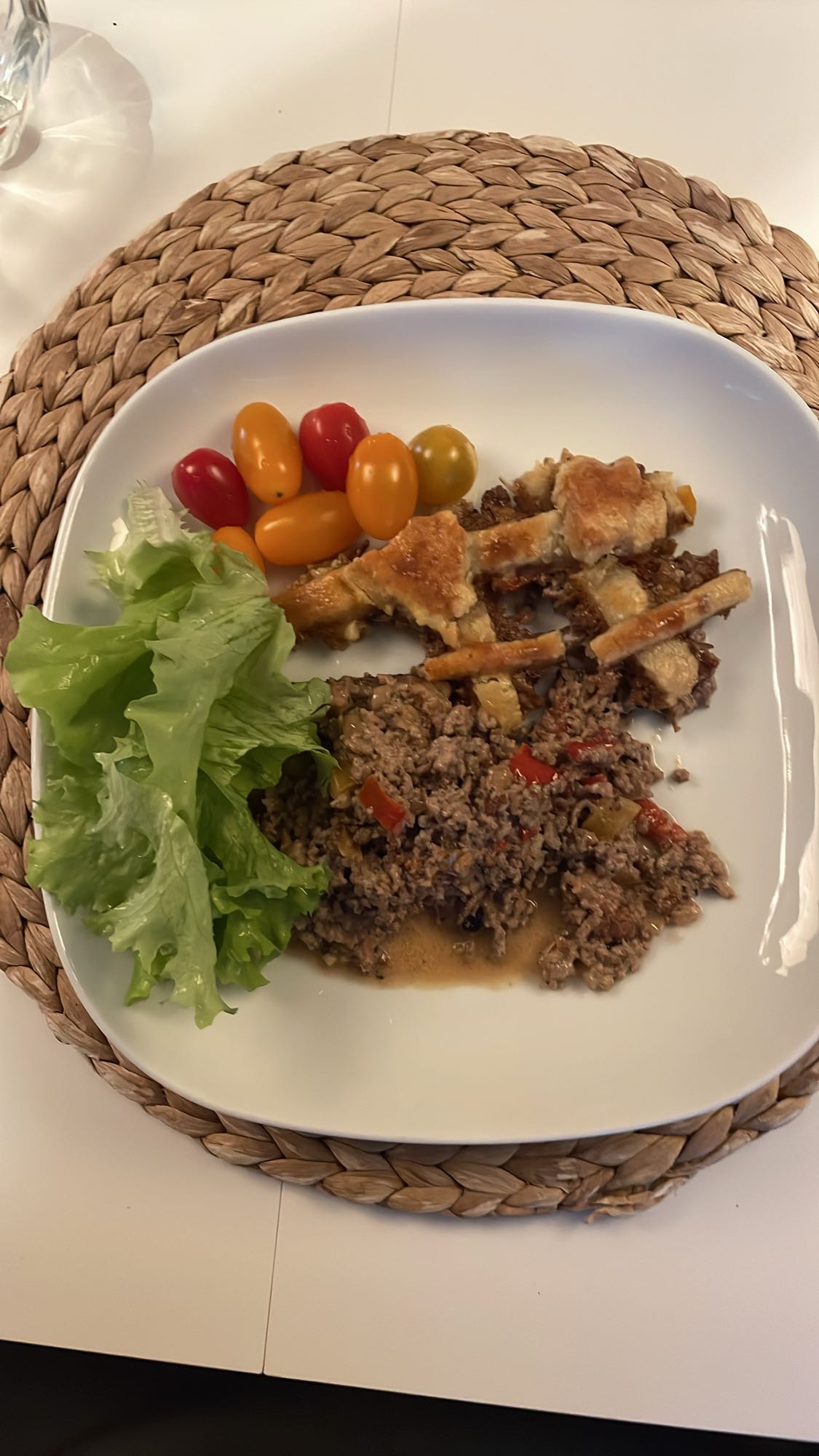 Köttfärspaj med sallad