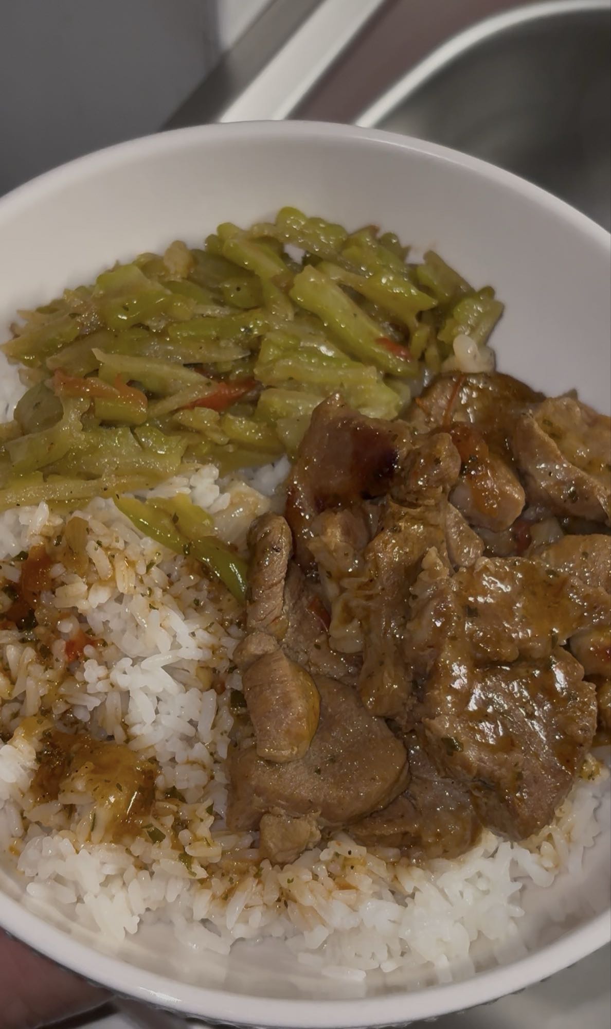 Riz, haricots verts et viande