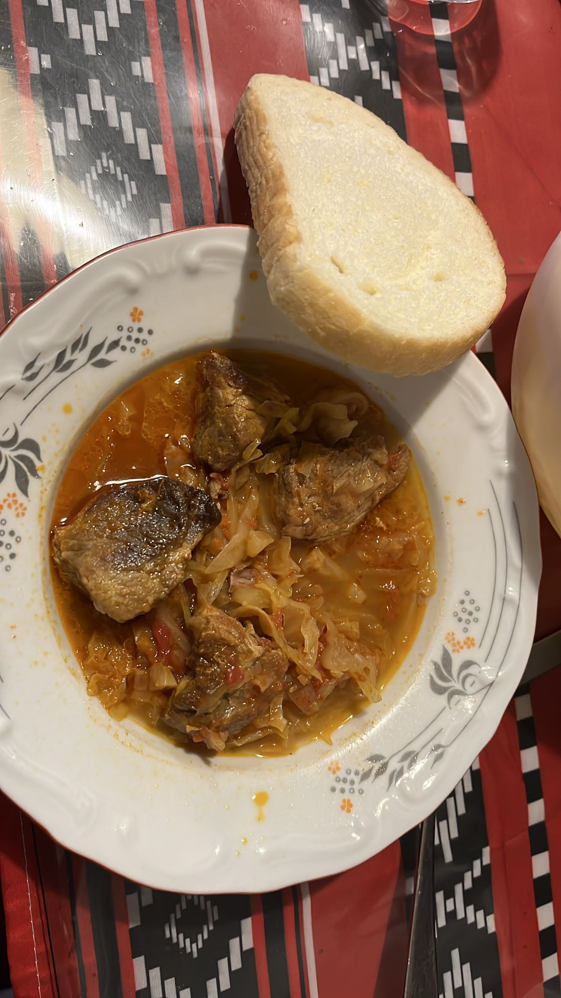 Задушено зеле с месо и хляб