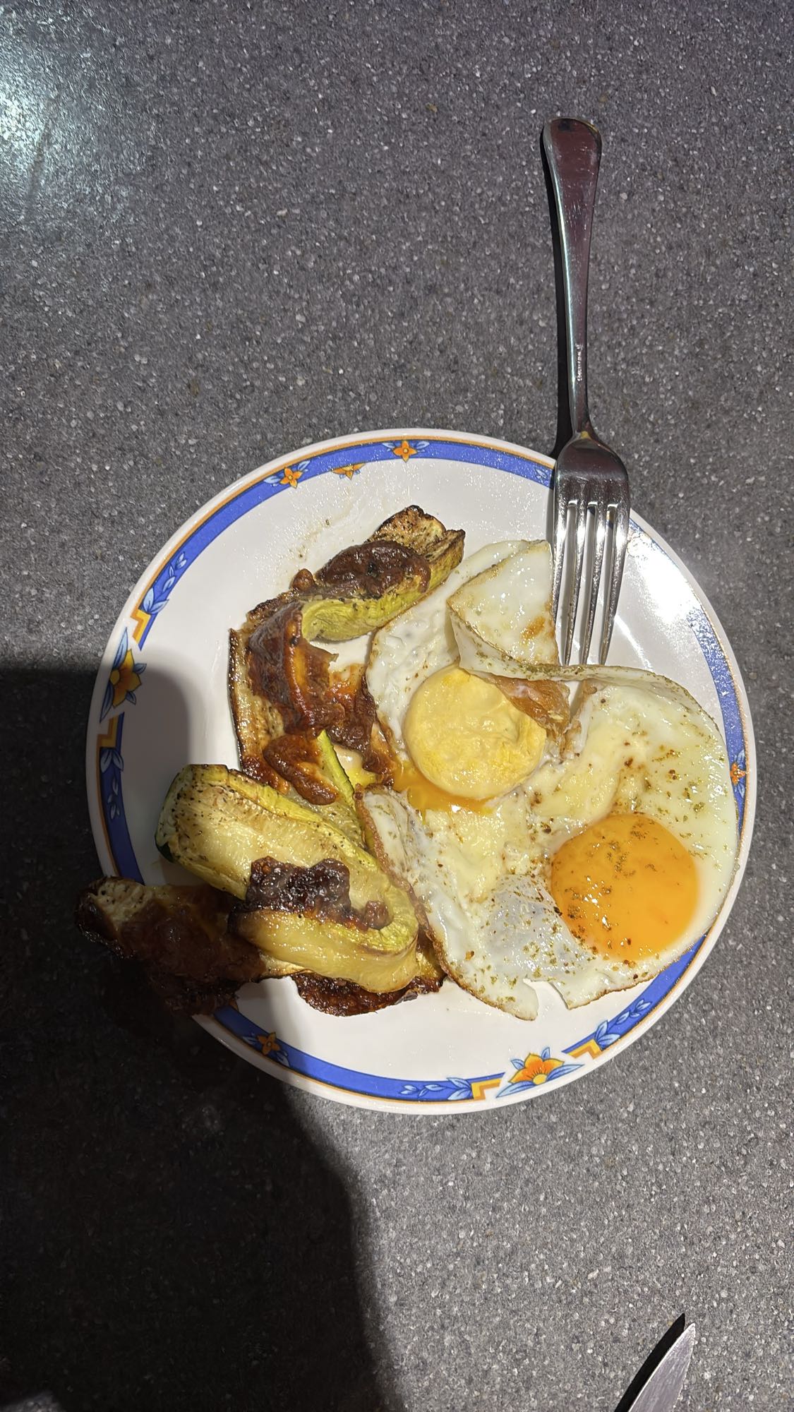 œufs et courgettes grillés