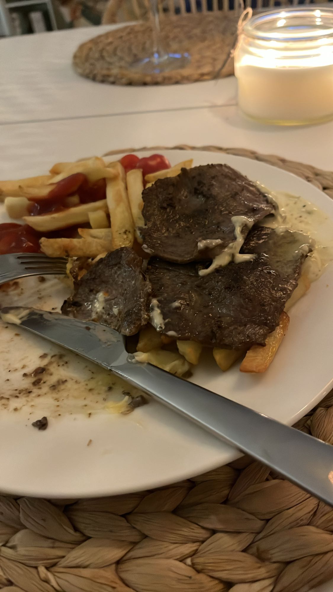 Biff med pommes och sås