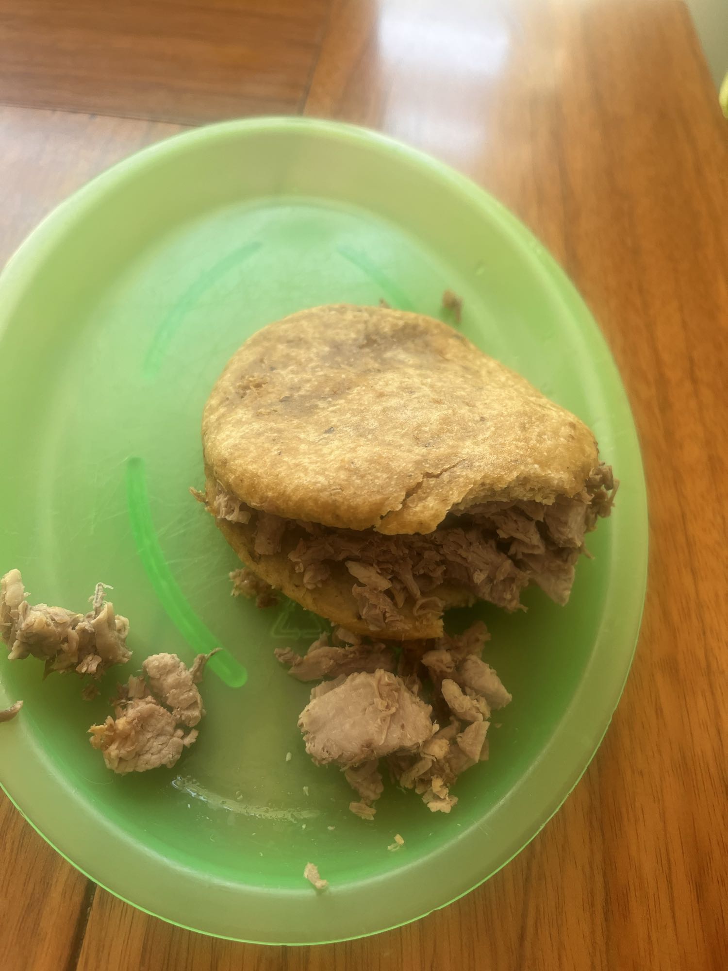 Arepa con carne desmechada