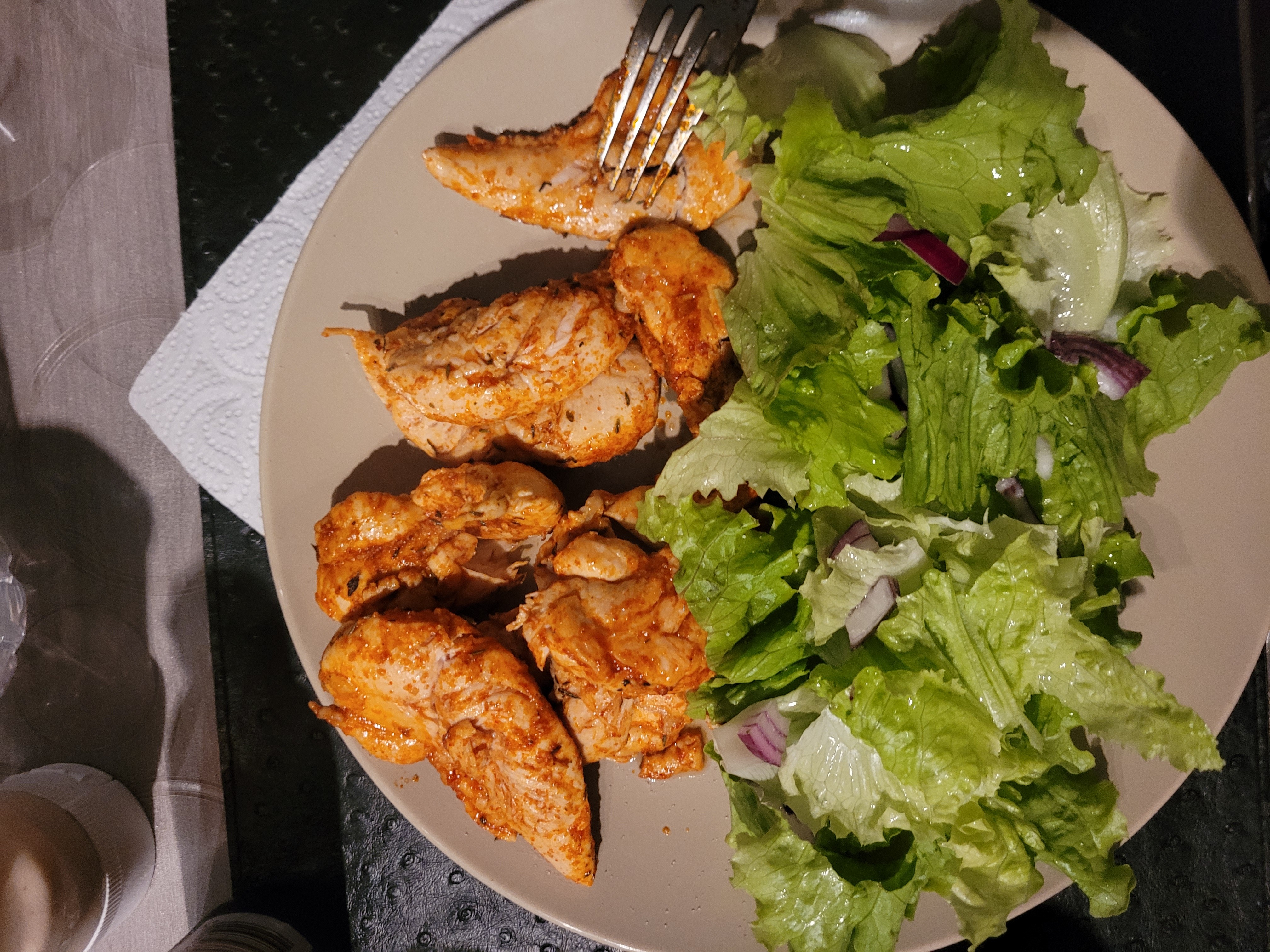 Poulet grillé et salade verte