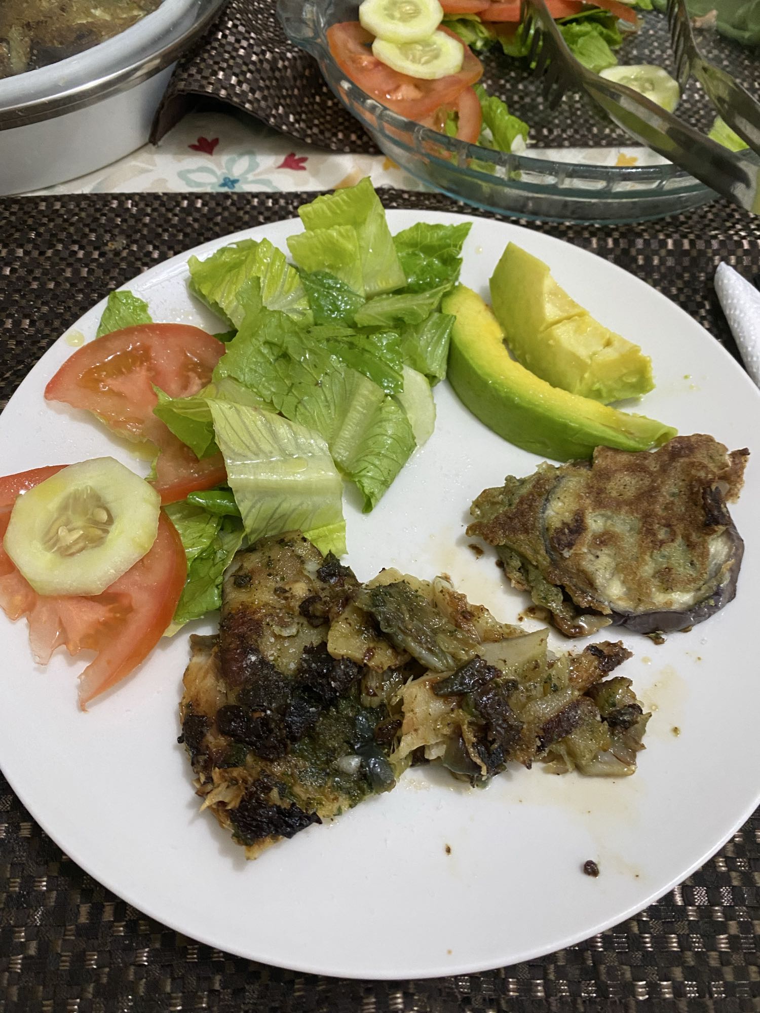 ensalada y berenjena frita