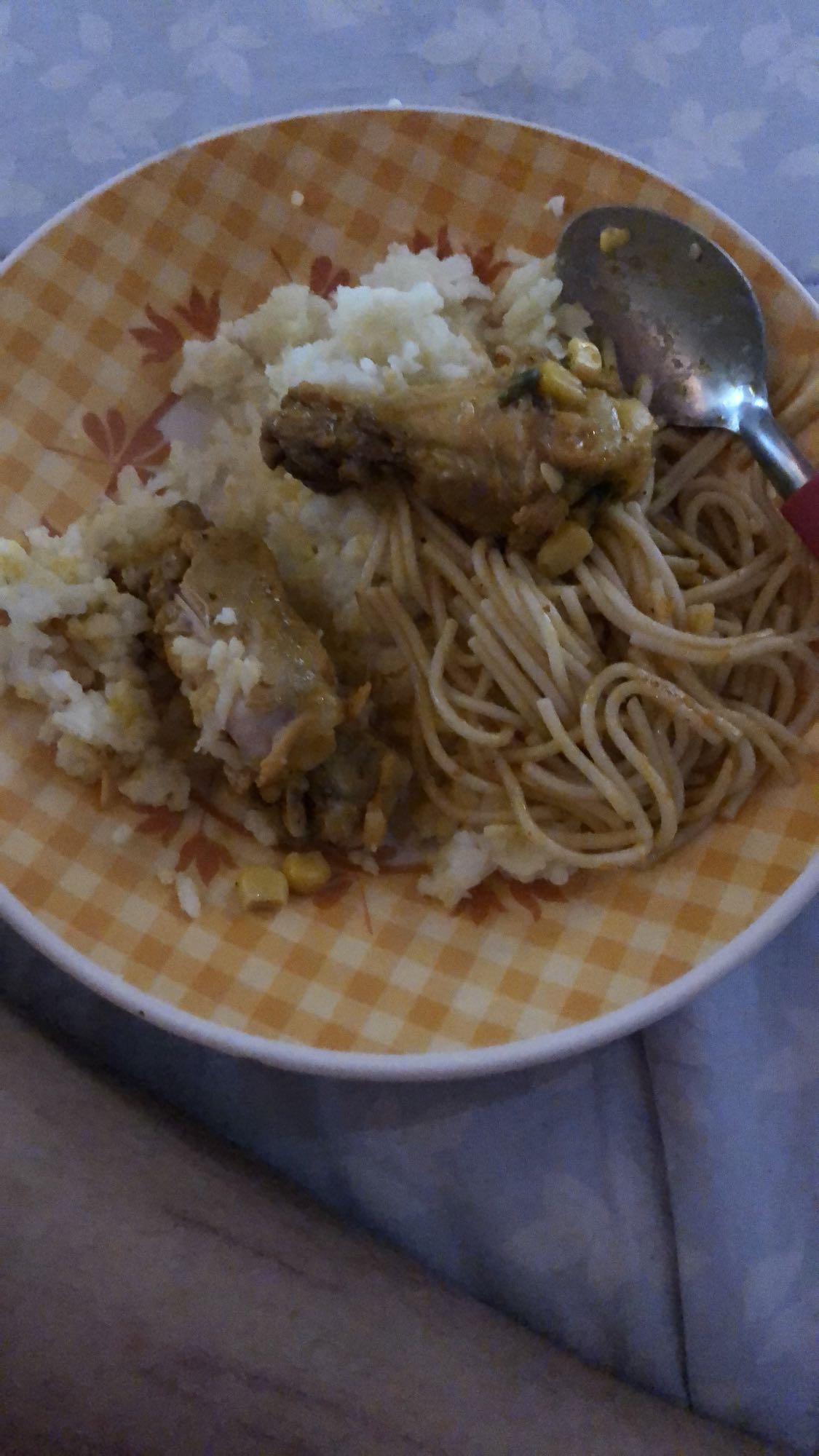 Frango com arroz e macarrão