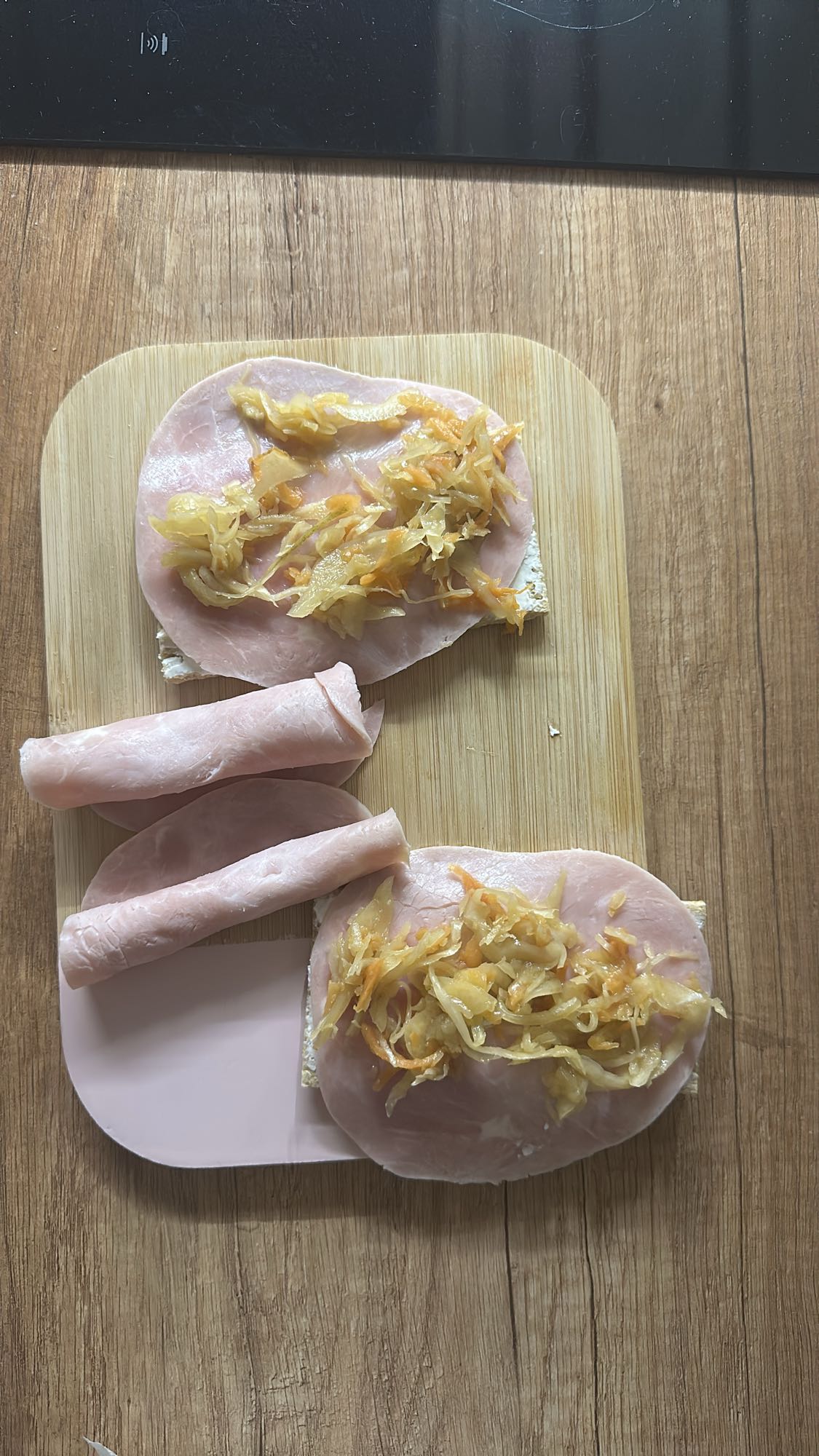 Kanapki z szynką i surówką