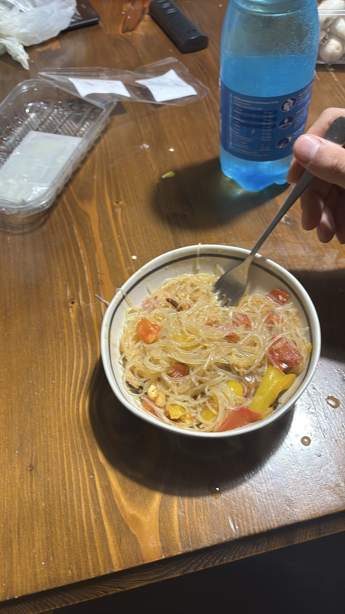 Fideos de arroz salteados con pollo y verduras