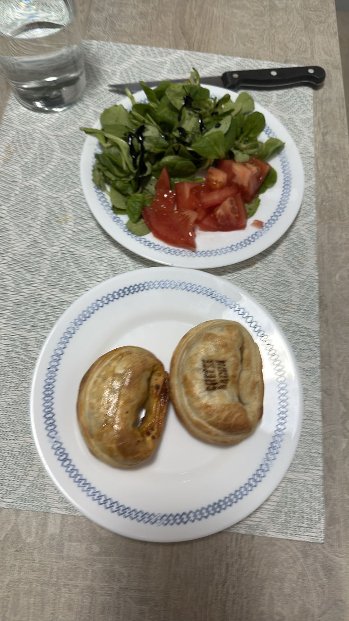 Empanadas con ensalada