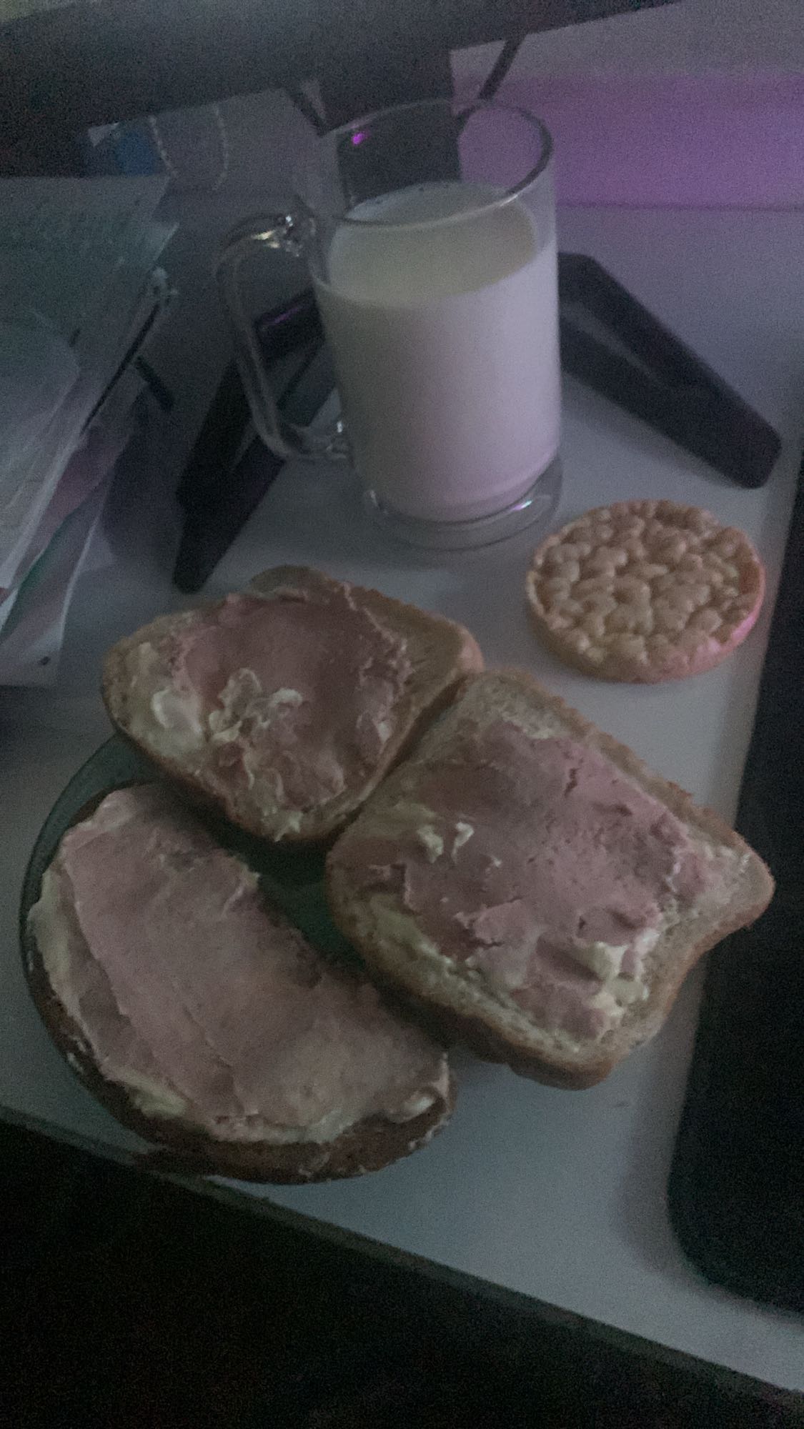 Smörgåsar med mjölk