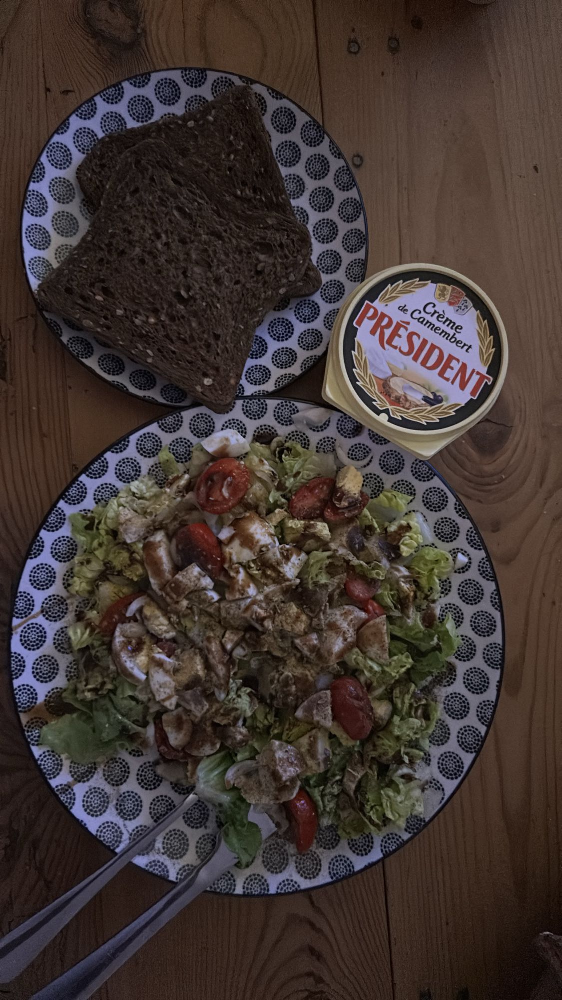 Salade au poulet et pain
