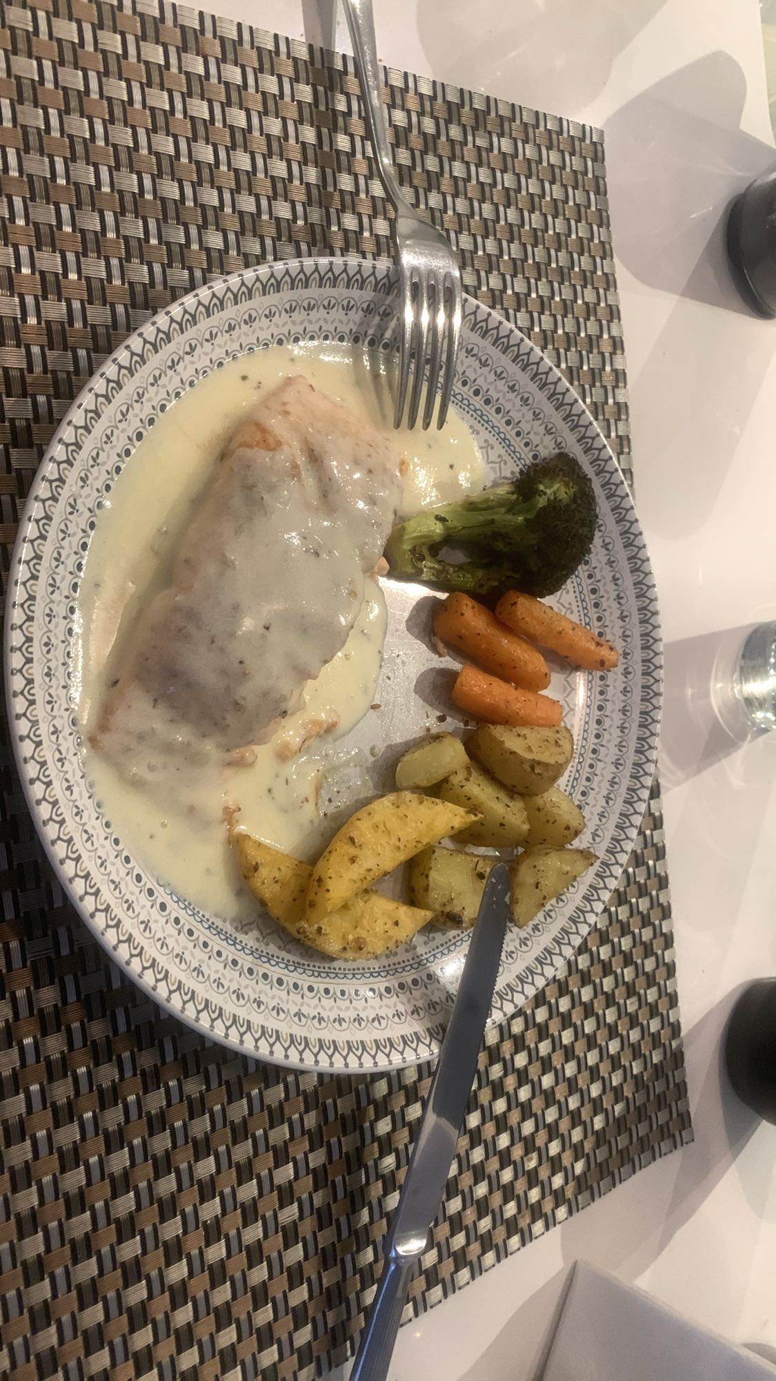 Saumon sauce, légumes, pommes