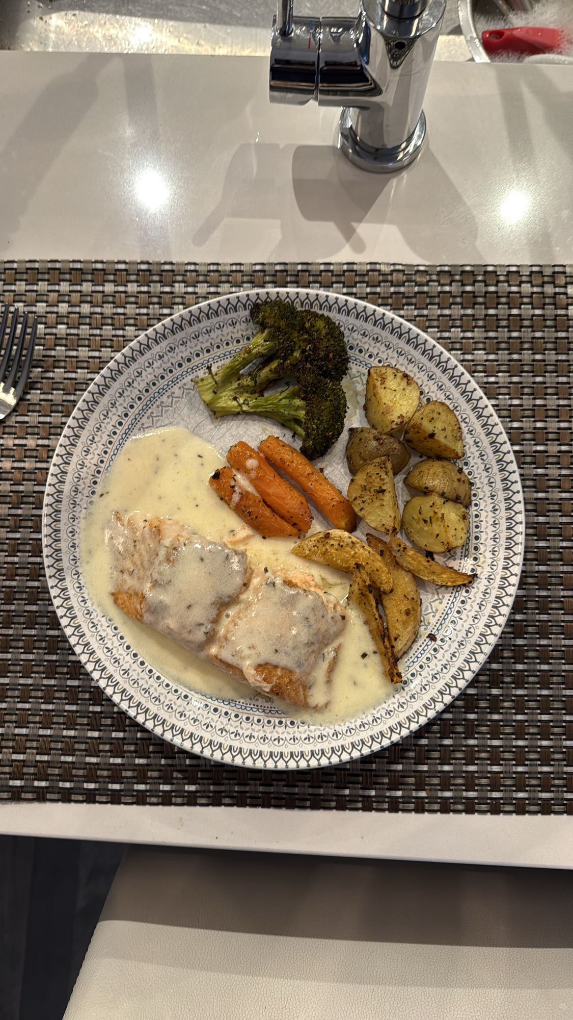 Saumon sauce, légumes rôtis